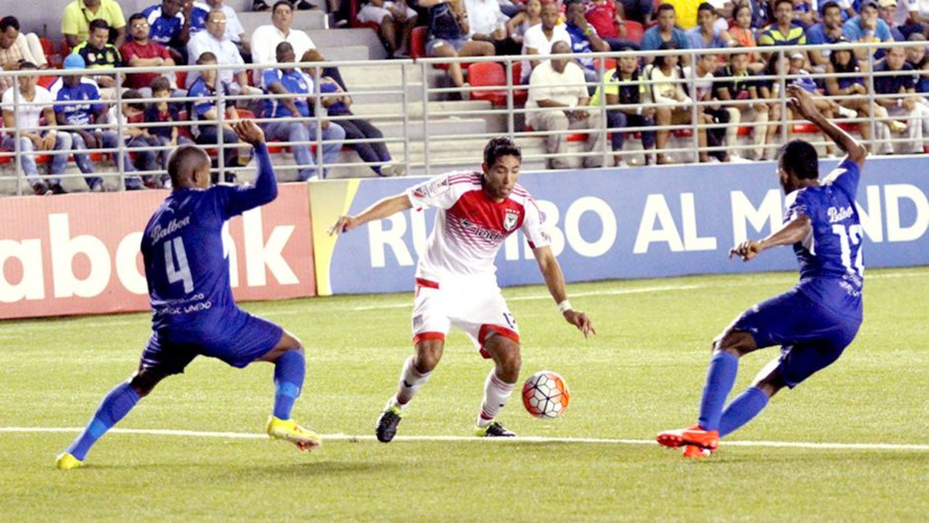 Action photo during the match Arabe Unido (PAN) vs DC United (USA) at Armando Dely Valdes Stadium, Scotiabank CONCACAF Champions League 2015-2016. Foto de accion durante el Partido Arabe Unido (PAN) vs DC United (USA), Partido Correspondiente al Grupo H de la Liga de Campeones CONCACAF 2015-2016, en la foto: Miguel Aguilar 19/08/2015/MEXSPORT/ CONCACAF Estadio Armando Dely Valdes