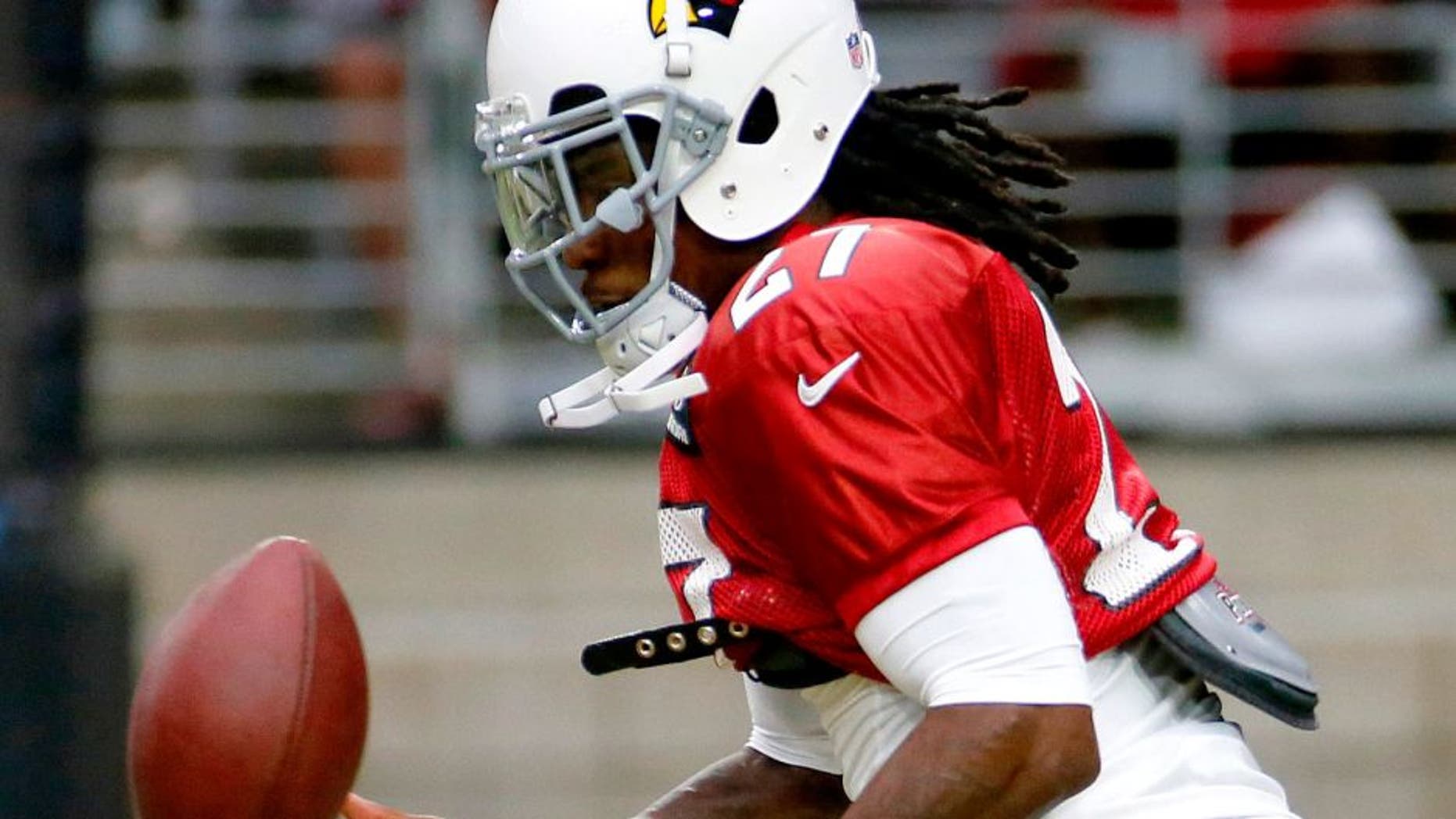 Arizona Cardinals running back Chris Johnson works out during NFL football training camp, Tuesday, Aug. 18, 2015, in Glendale, Ariz. (AP Photo/Matt York)