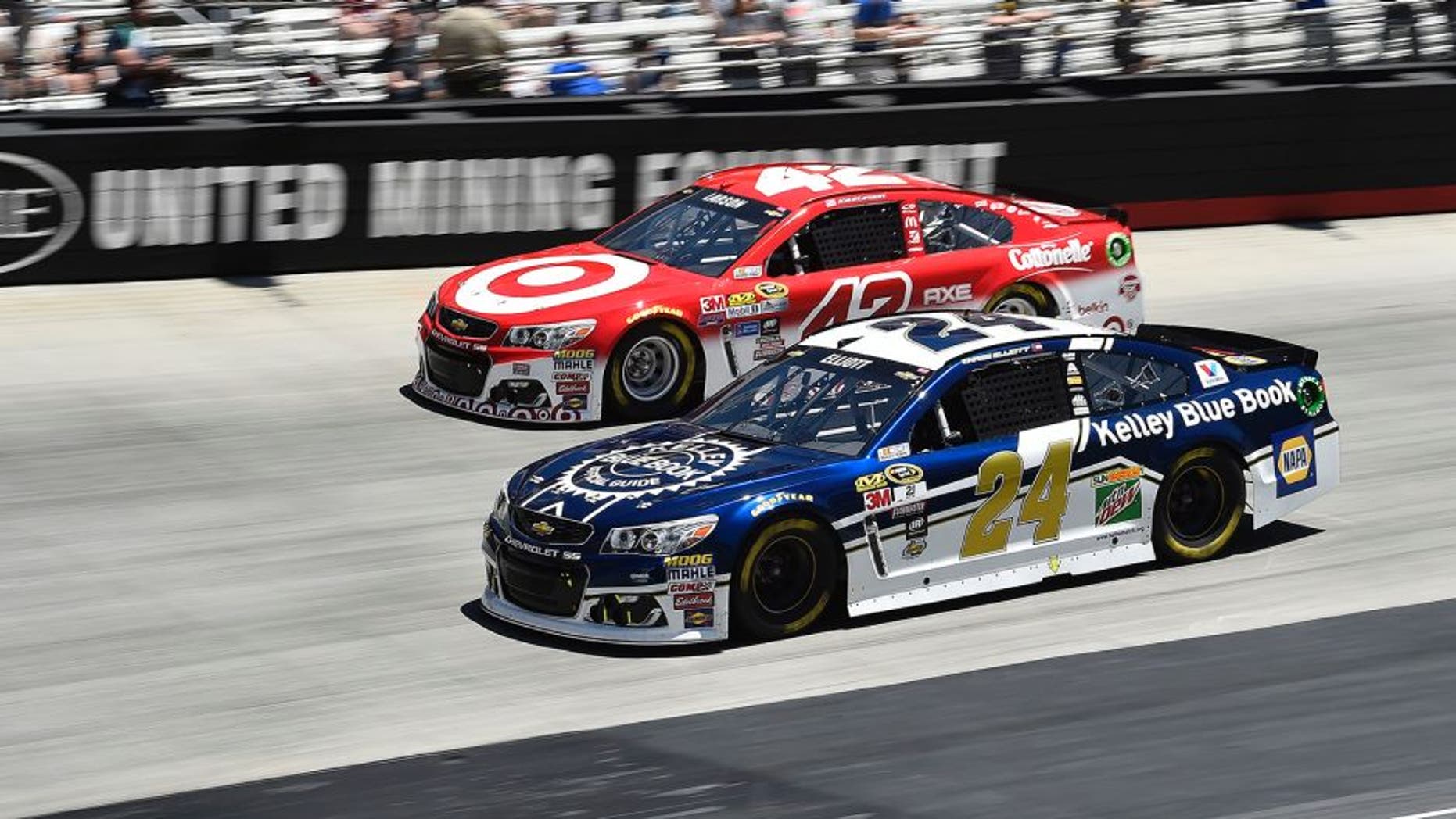 15-17 April, 2016, Bristol, Tennessee USA Kyle Larson (42), Chase Elliott (24) ©2016, John Harrelson / LAT Photo USA