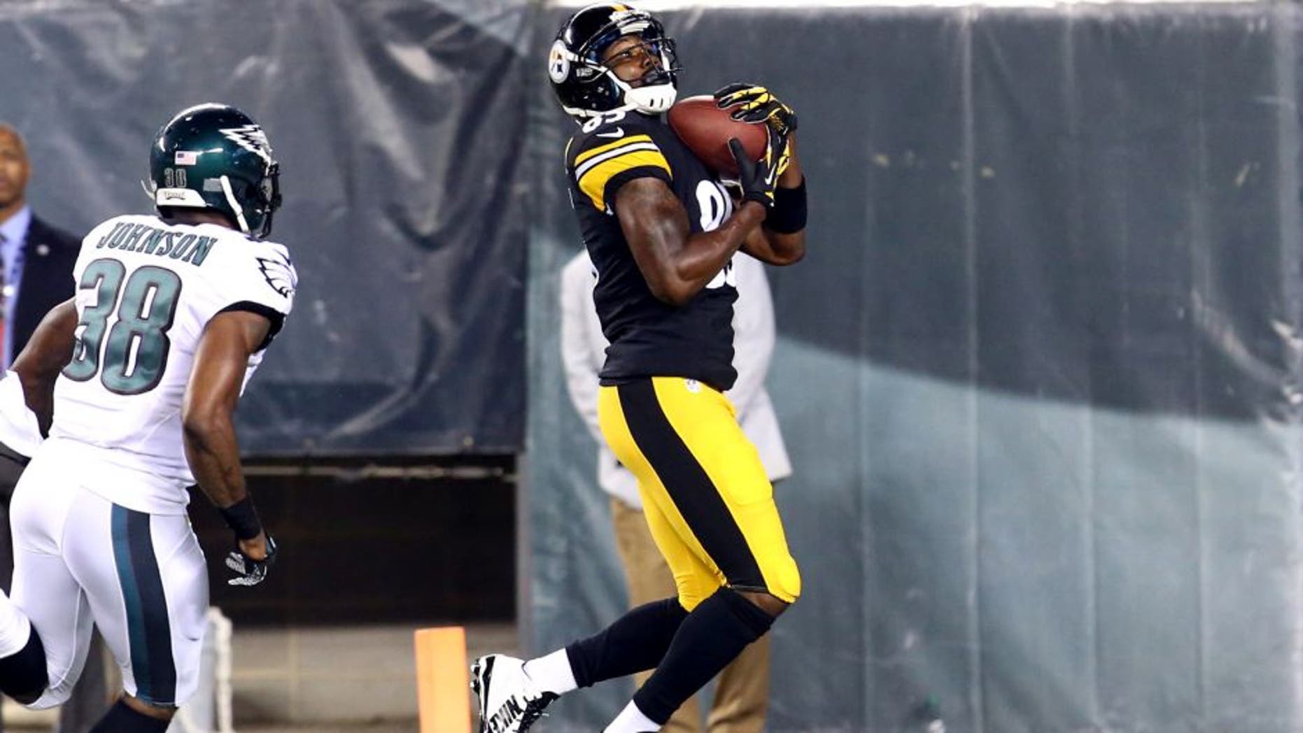 Aug 21, 2014; Philadelphia, PA, USA; Pittsburgh Steelers wide receiver Darrius Heyward-Bey (85) makes a touchdown catch in front of Philadelphia Eagles defensive back Keelan Johnson (38) during the second half of a game at Lincoln Financial Field. The Eagles won 31-21. Mandatory Credit: Bill Streicher-USA TODAY Sports