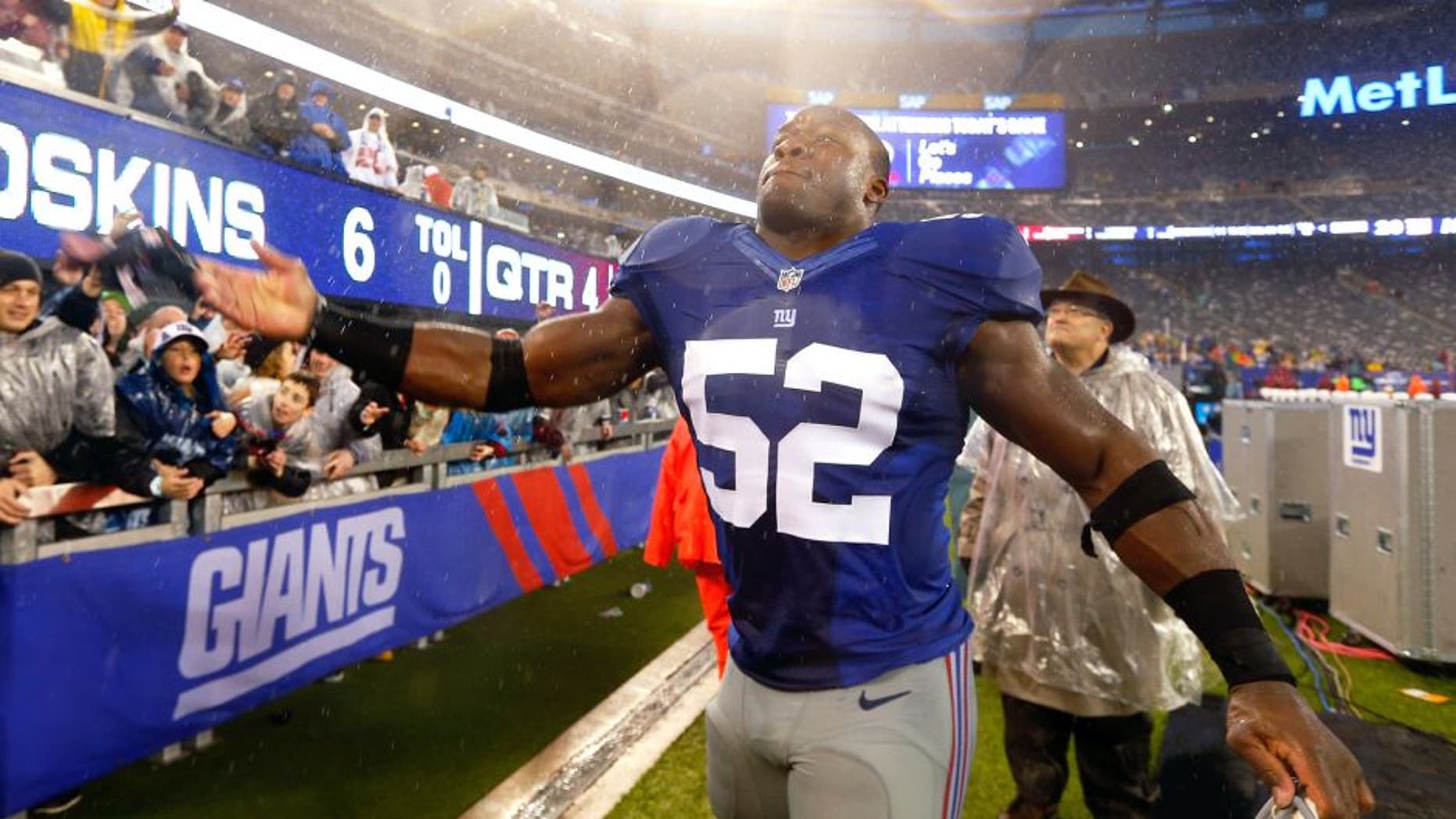 EAST RUTHERFORD, NJ - DECEMBER 29: (NEW YORK DAILIES OUT) Jon Beason #52 of the New York Giants waves to the crowd after defeating the Washington Redskins at MetLife Stadium on December 29, 2013 in East Rutherford, New Jersey. Giants defeated the Redskins 20-6. (Photo by Mike Stobe/Getty Images) *** Local Caption *** Jon Beason