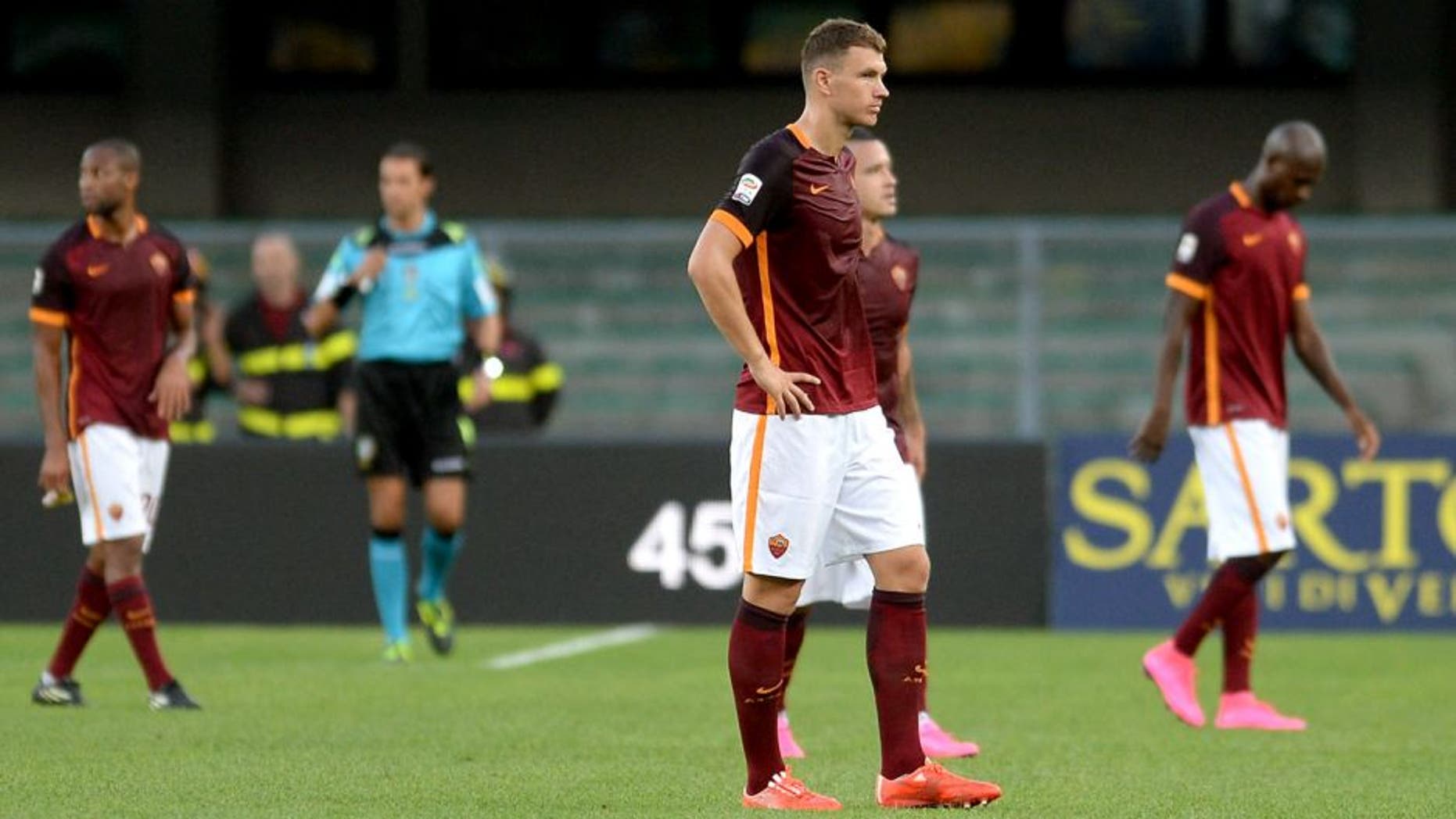 VERONA, ITALY - AUGUST 22: AS Roma players show their dejection after the Serie A match between Hellas Verona FC and AS Roma at Stadio Marc'Antonio Bentegodi on August 22, 2015 in Verona, Italy. (Photo by Dino Panato/Getty Images)