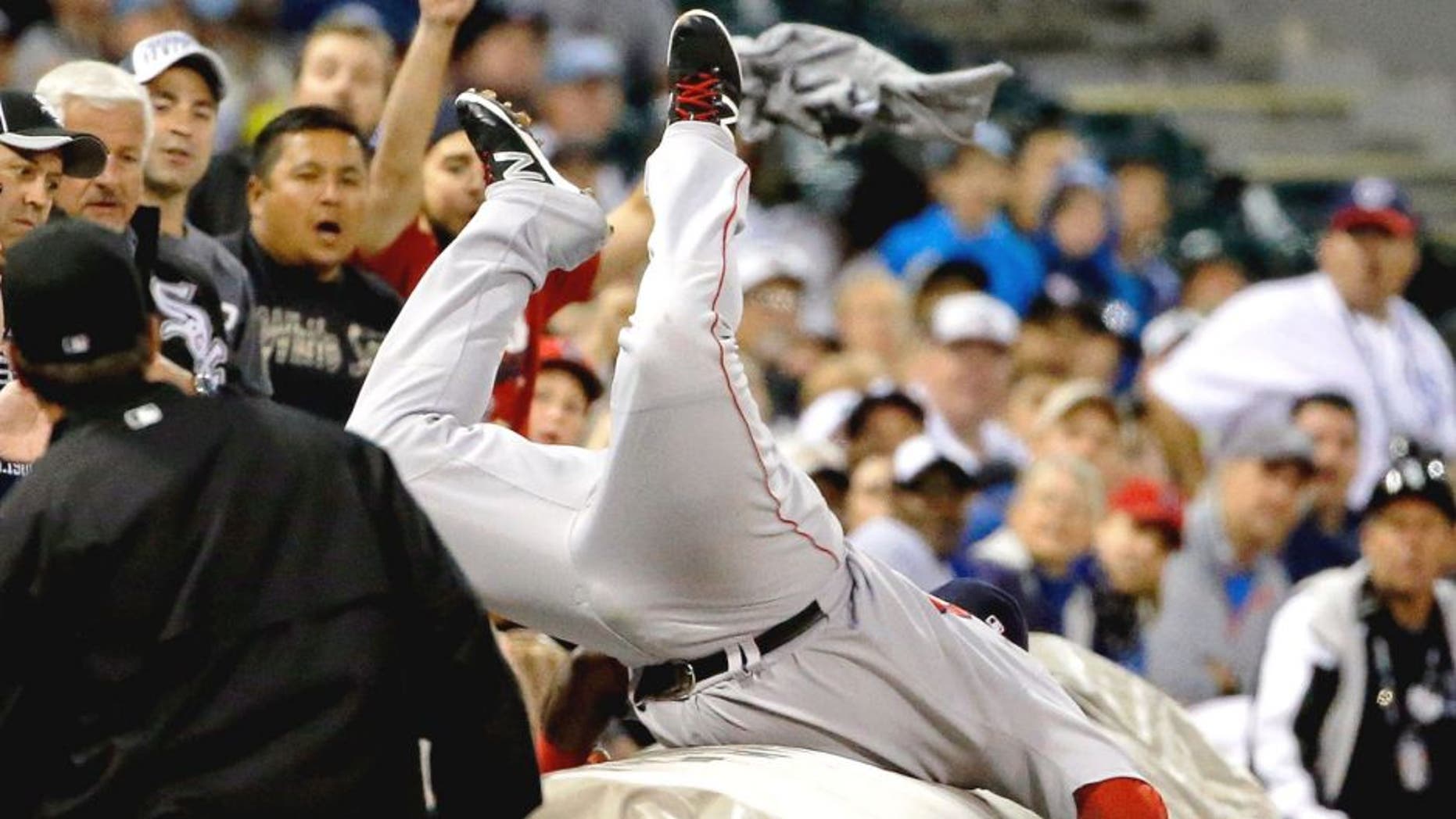 CHICAGO, IL - AUGUST 24: Pablo Sandoval #48 of the Boston Red Sox leaps onto the tarp to make a catch for an out against the Chicago White Sox during the second inning at U.S. Cellular Field on August 24, 2015 in Chicago, Illinois. (Photo by Jon Durr/Getty Images)