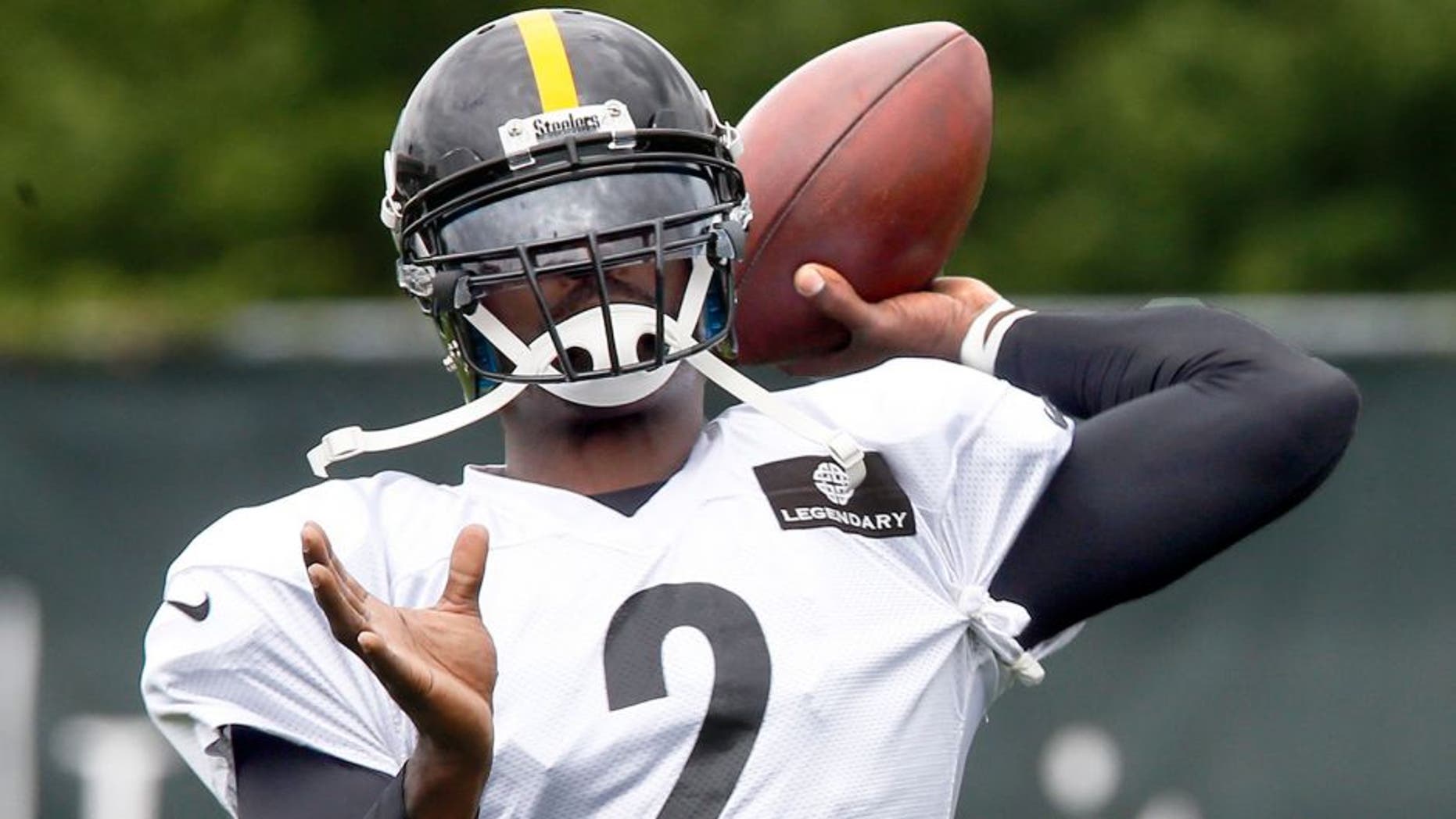 Pittsburgh Steelers quarterback Michael Vick passes during practice for the NFL football team, Wednesday, Aug. 26, 2015 in Pittsburgh. The Steelers signed Vick to a 1-year deal to replace backup Bruce Gradkowski, out with a hand injury. (AP Photo/Keith Srakocic)