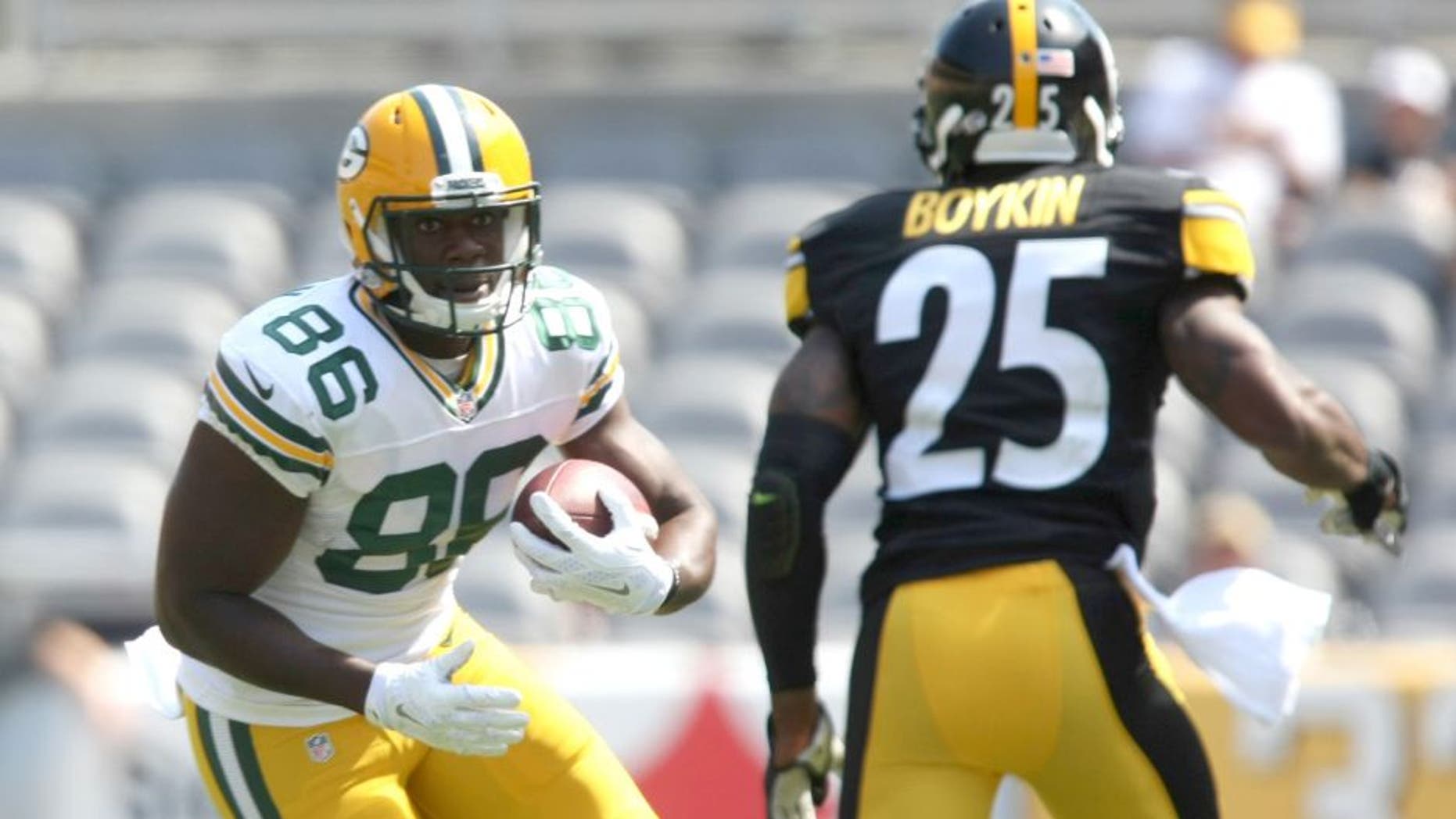 Aug 23, 2015; Pittsburgh, PA, USA; Green Bay Packers wide receiver Kennard Backman (86) runs the ball against Pittsburgh Steelers cornerback Brandon Boykin (25) during the second half of the game at Heinz Field. The Steelers won the game, 24-19. Mandatory Credit: Jason Bridge-USA TODAY Sports