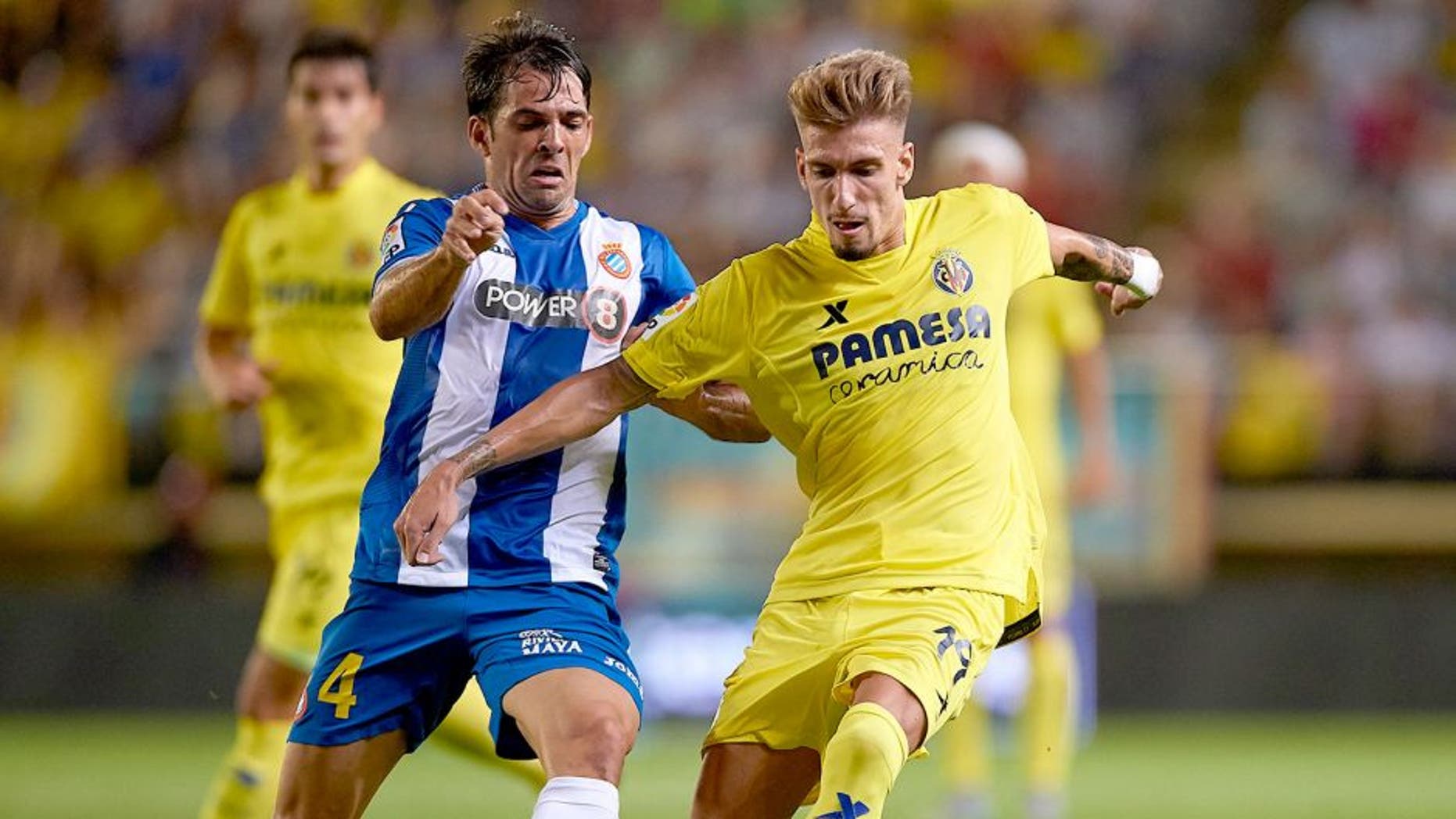 VILLARREAL, SPAIN - AUGUST 28: Samuel Castillejo (R) of Villarreal battle for the ball with Victor Sanchez of Espanyol during the La Liga match between Villarreal CF and RCD Espanyol at El Madrigal Stadium on August 28, 2015 in Villarreal, Spain. (Photo by Manuel Queimadelos Alonso/Getty Images)