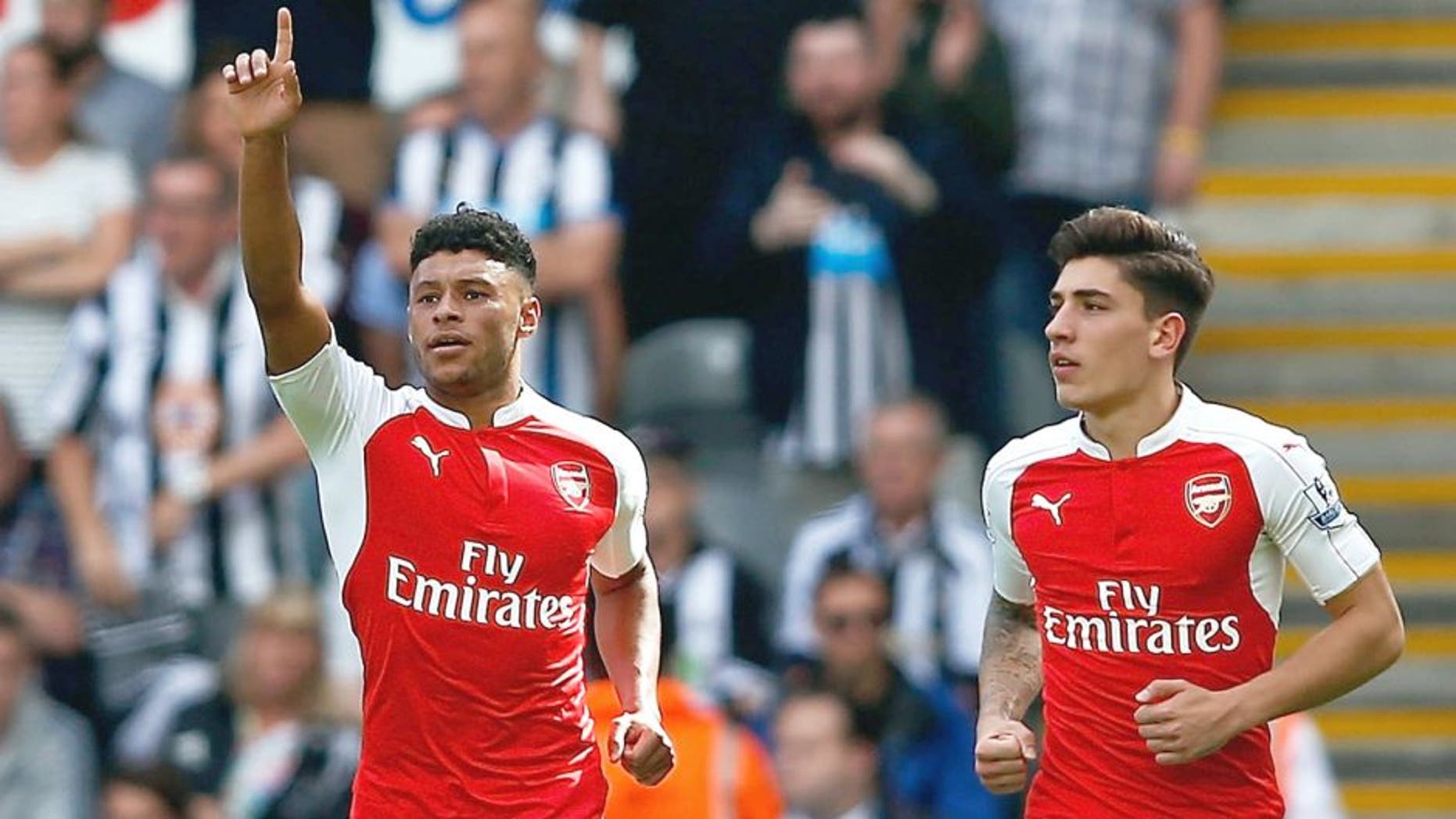 NEWCASTLE UPON TYNE, ENGLAND - AUGUST 29: Alex Oxlade-Chamberlain (L) of Arsenal celebrates his team's first goal, own goal by Fabricio Coloccini of Newcastle United during the Barclays Premier League match between Newcastle United and Arsenal at St James' Park on August 29, 2015 in Newcastle upon Tyne, England. (Photo by Dean Mouhtaropoulos/Getty Images)