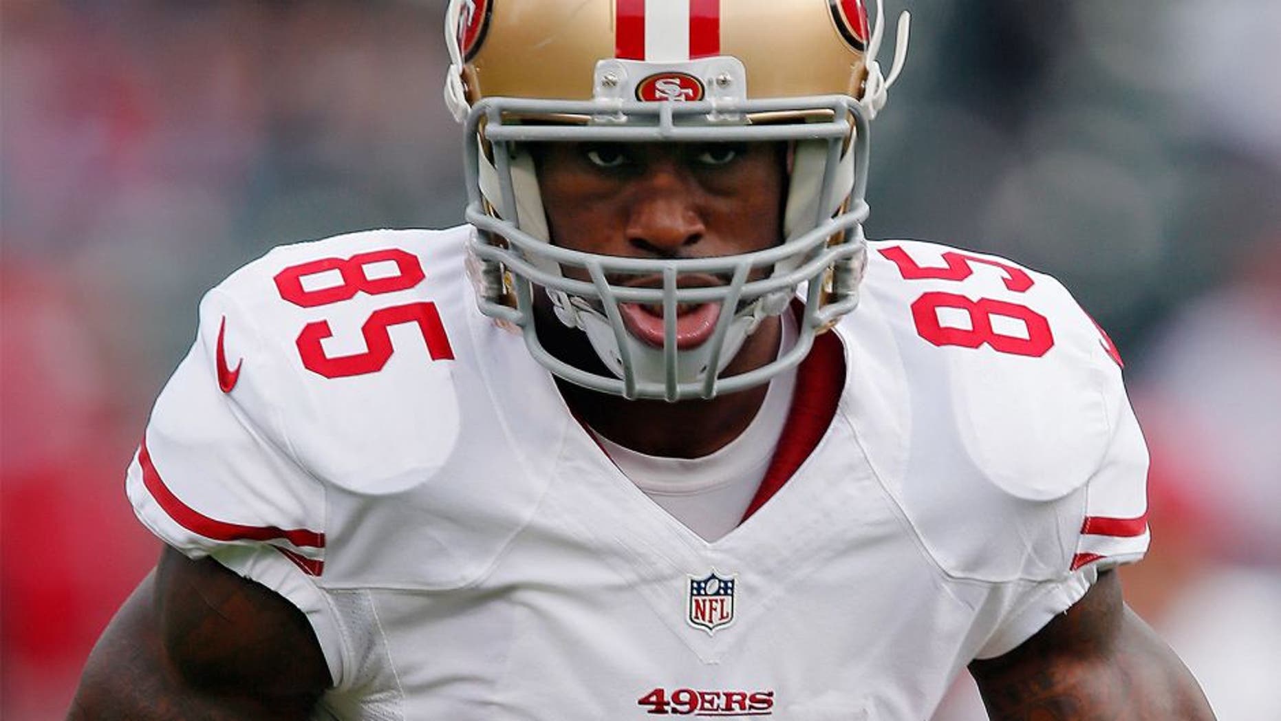 OAKLAND, CA - DECEMBER 7: Tight end Vernon Davis #85 of the San Francisco 49ers carries a pass before a game against the Oakland Raiders on December 7, 2014 at O.co Coliseum in Oakland, California. The Raiders won 24-13. (Photo by Brian Bahr/Getty Images)