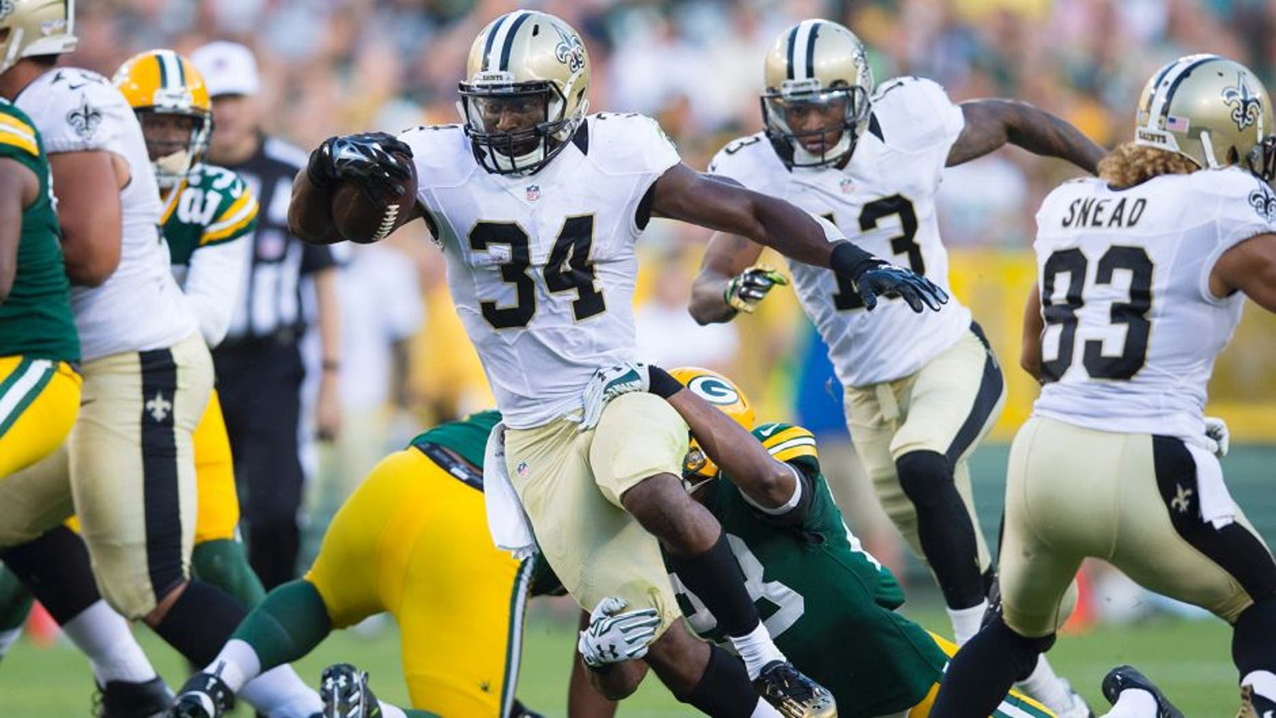 Sep 3, 2015; Green Bay, WI, USA; New Orleans Saints running back Tim Hightower (34) rushes with the football during the first quarter against the Green Bay Packers at Lambeau Field. Mandatory Credit: Jeff Hanisch-USA TODAY Sports