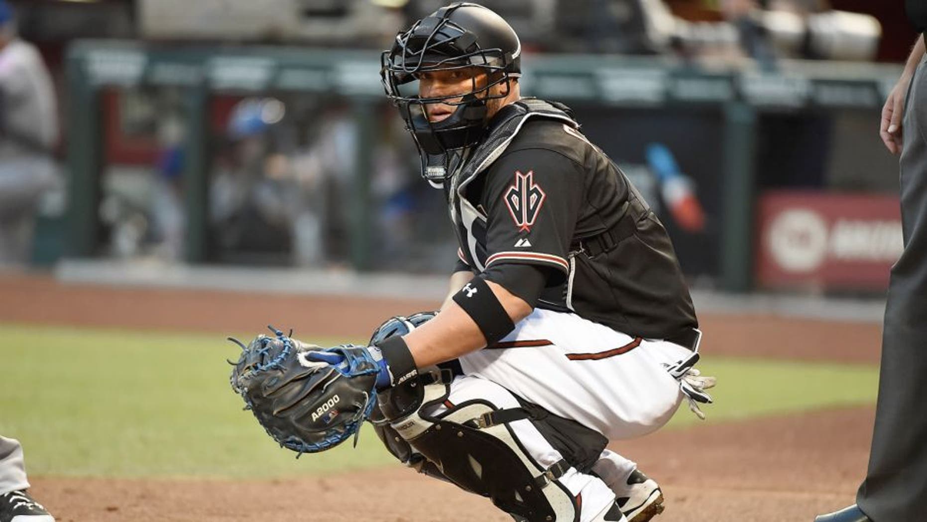 PHOENIX, AZ - JUNE 06: Welington Castillo #7 of the Arizona Diamondbacks looks for a signal from the dugout against the New York Mets at Chase Field on June 6, 2015 in Phoenix, Arizona. (Photo by Norm Hall/Getty Images)
