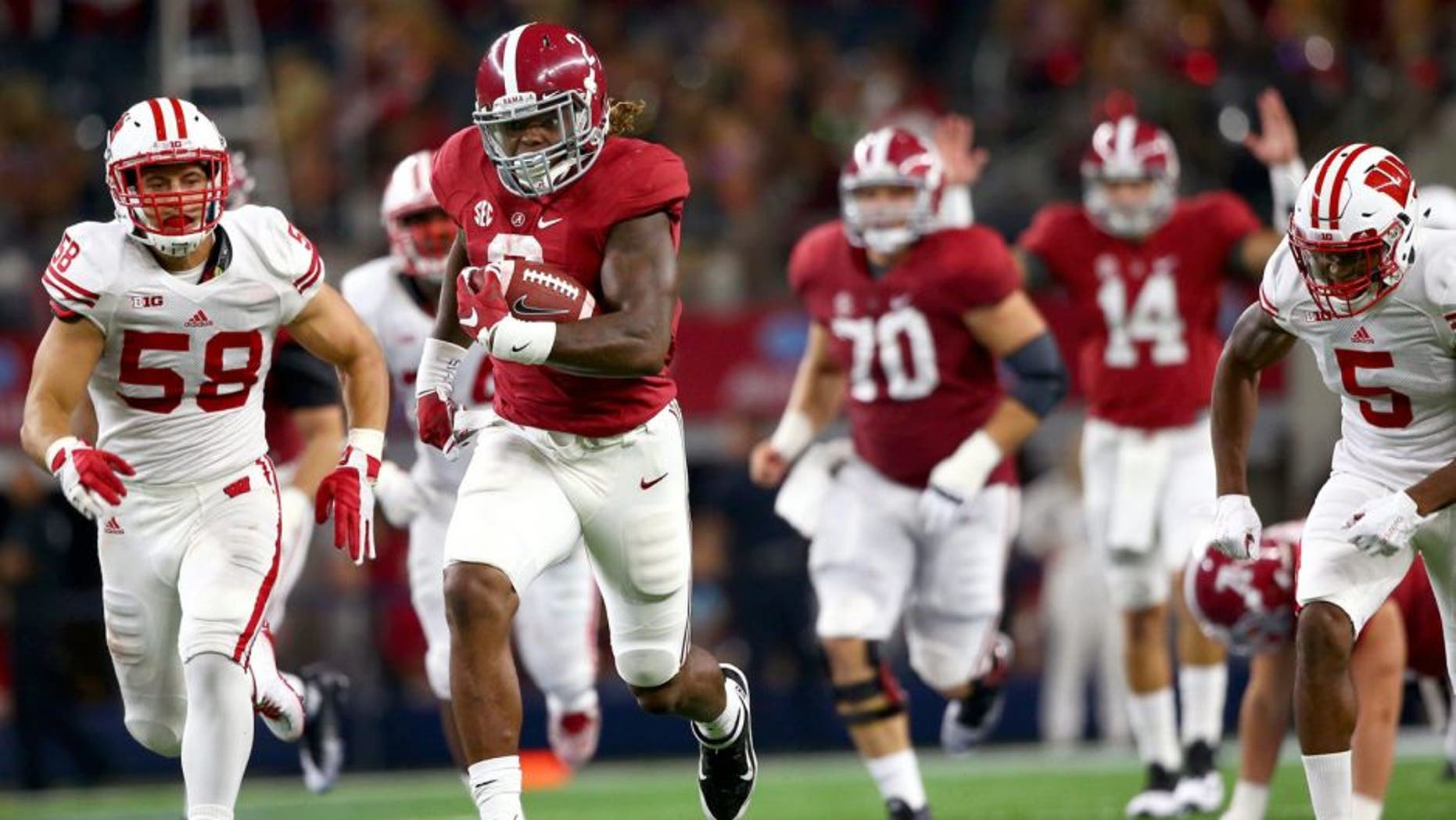 ARLINGTON, TX - SEPTEMBER 05: Derrick Henry #2 of the Alabama Crimson Tide runs for a touchdown against the Wisconsin Badgers in the third quarter during the Advocare Classic at AT&T Stadium on September 5, 2015 in Arlington, Texas. (Photo by Ronald Martinez/Getty Images)