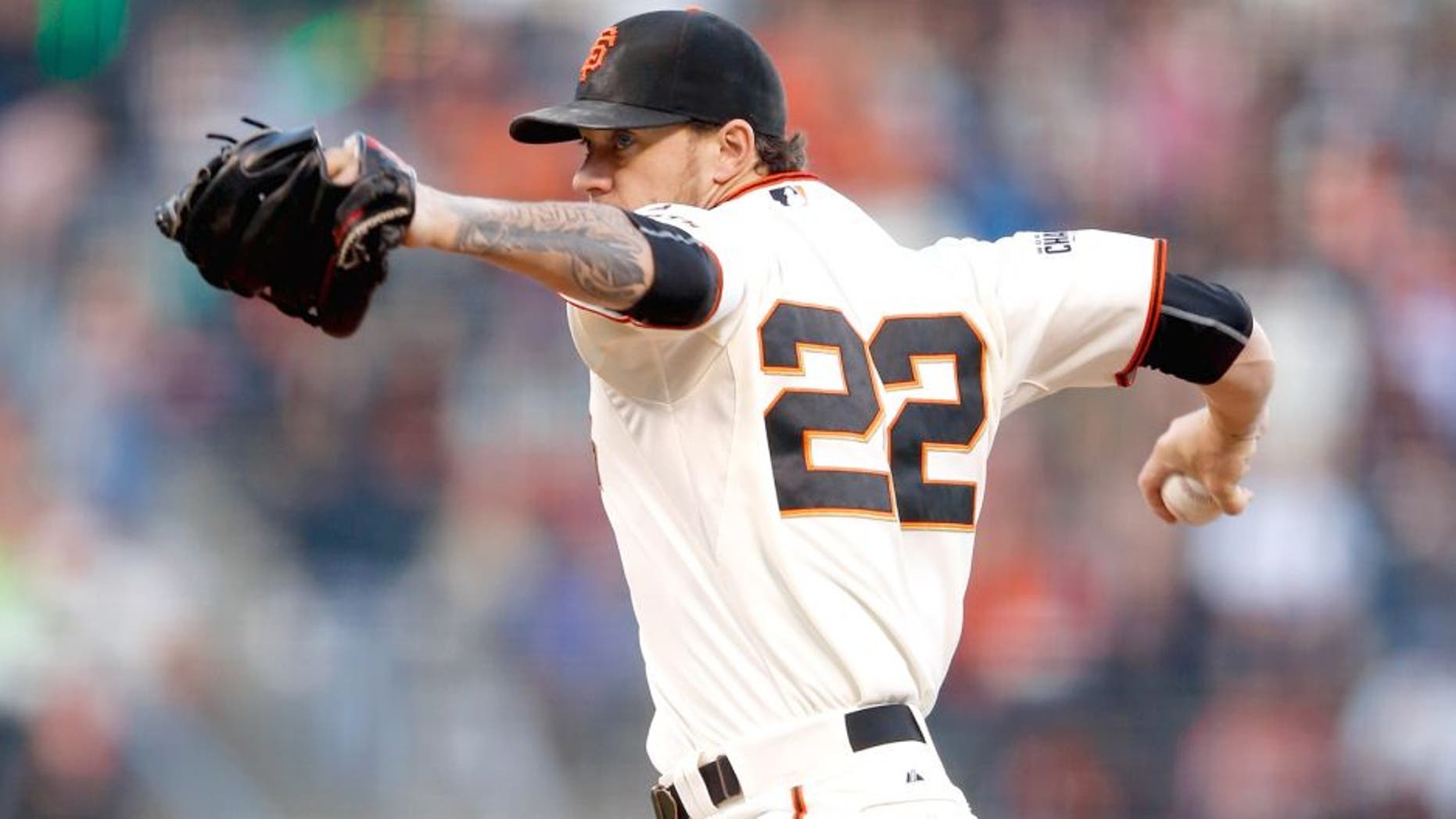 SAN FRANCISCO, CA - AUGUST 26: Jake Peavy #22 of the San Francisco Giants pitches against the Chicago Cubs in the first innig at AT&T Park on August 26, 2015 in San Francisco, California. (Photo by Ezra Shaw/Getty Images)
