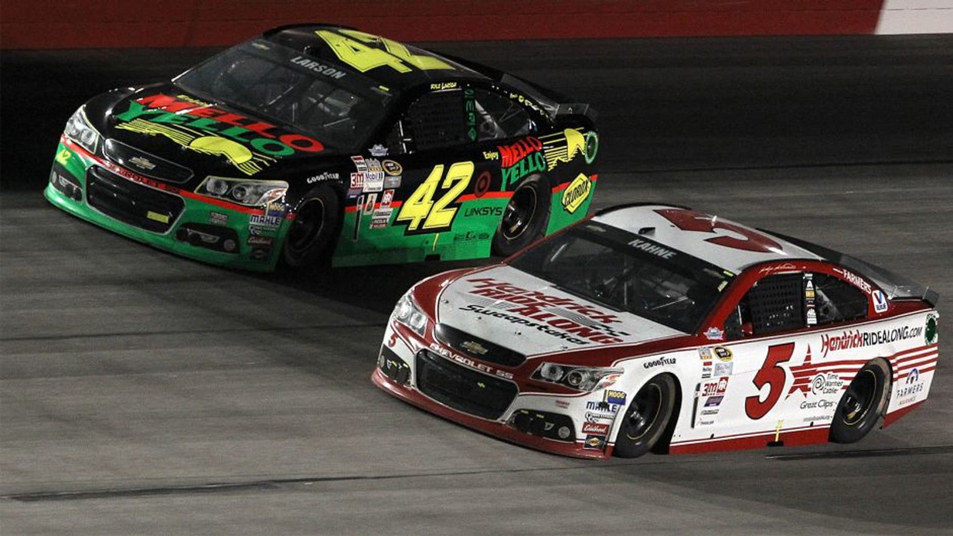 DARLINGTON, SC - SEPTEMBER 06: Kyle Larson, driver of the #42 Mello Yello Chevrolet, races Kasey Kahne, driver of the #5 HendrickRideAlong.com Chevrolet, during the NASCAR Sprint Cup Series Bojangles' Southern 500 at Darlington Raceway on September 6, 2015 in Darlington, South Carolina. (Photo by Kena Krutsinger/Getty Images)