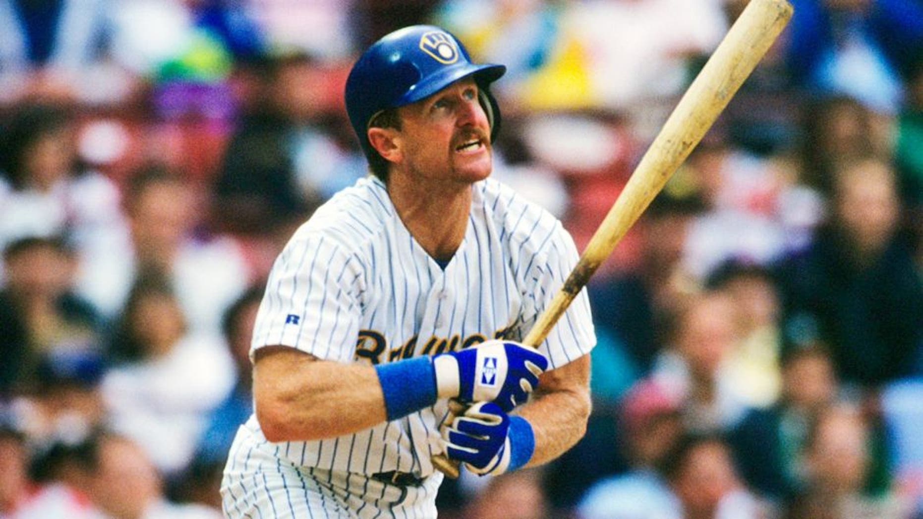 MILWAUKEE, WI - SEPTEMBER 1992: Robin Yount #19 of the Milwaukee Brewers leading off base during a MLB game against the Oakland Athletics in September 1992 in Milwaukee, Wisconsin. (Photo by Ronald C. Modra/Sports Imagery/Getty Images)