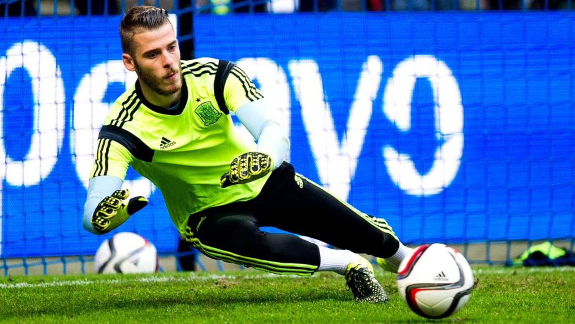 OVIEDO, SPAIN - SEPTEMBER 05: David De Gea of Spain controls the ball on prior to the start the Spain v Slovakia EURO 2016 Qualifier at Carlos Tartiere on September 5, 2015 in Oviedo, Spain. (Photo by Juan Manuel Serrano Arce/Getty Images)