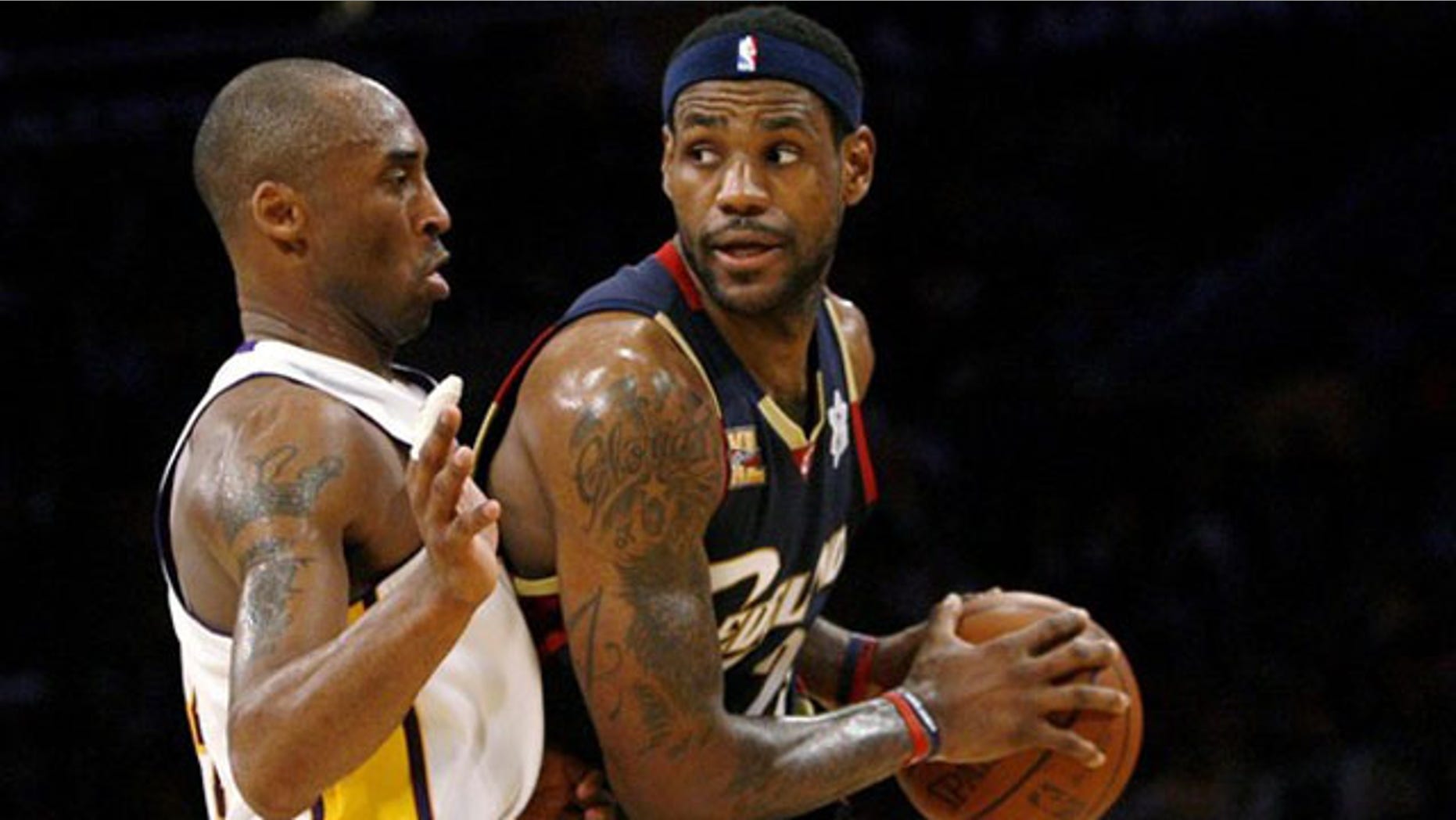 Los Angeles Lakers' Kobe Bryant (L) defends against Cleveland Cavaliers' LeBron James during the second half of their NBA basketball game in Los Angeles December 25, 2009. REUTERS/Danny Moloshok (UNITED STATES - Tags: SPORT BASKETBALL)
