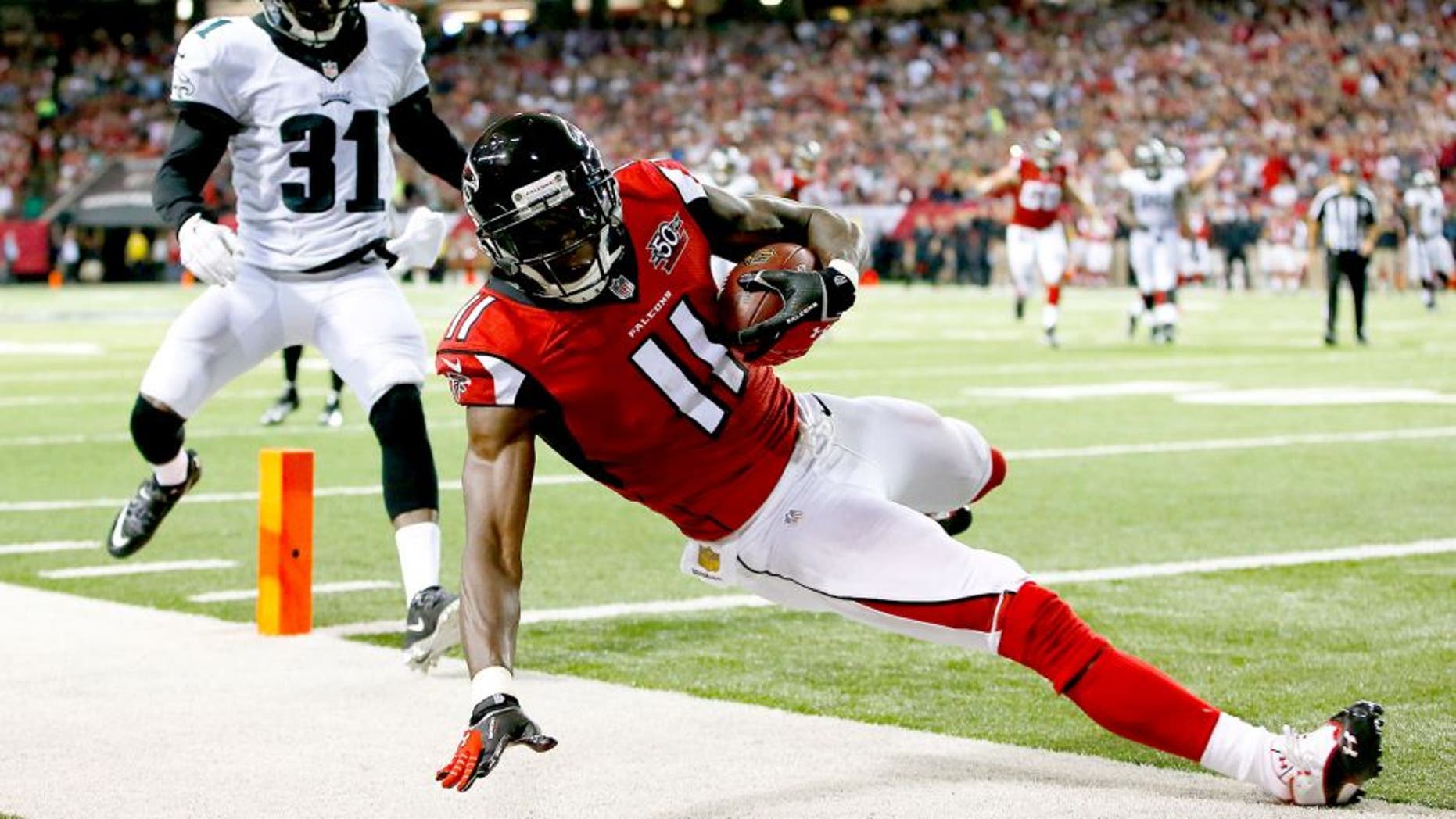 ATLANTA, GA - SEPTEMBER 14: Julio Jones #11 of the Atlanta Falcons scores a touchdown against Byron Maxwell #31 of the Philadelphia Eagles during the first half at the Georgia Dome on September 14, 2015 in Atlanta, Georgia. (Photo by Kevin C. Cox/Getty Images)