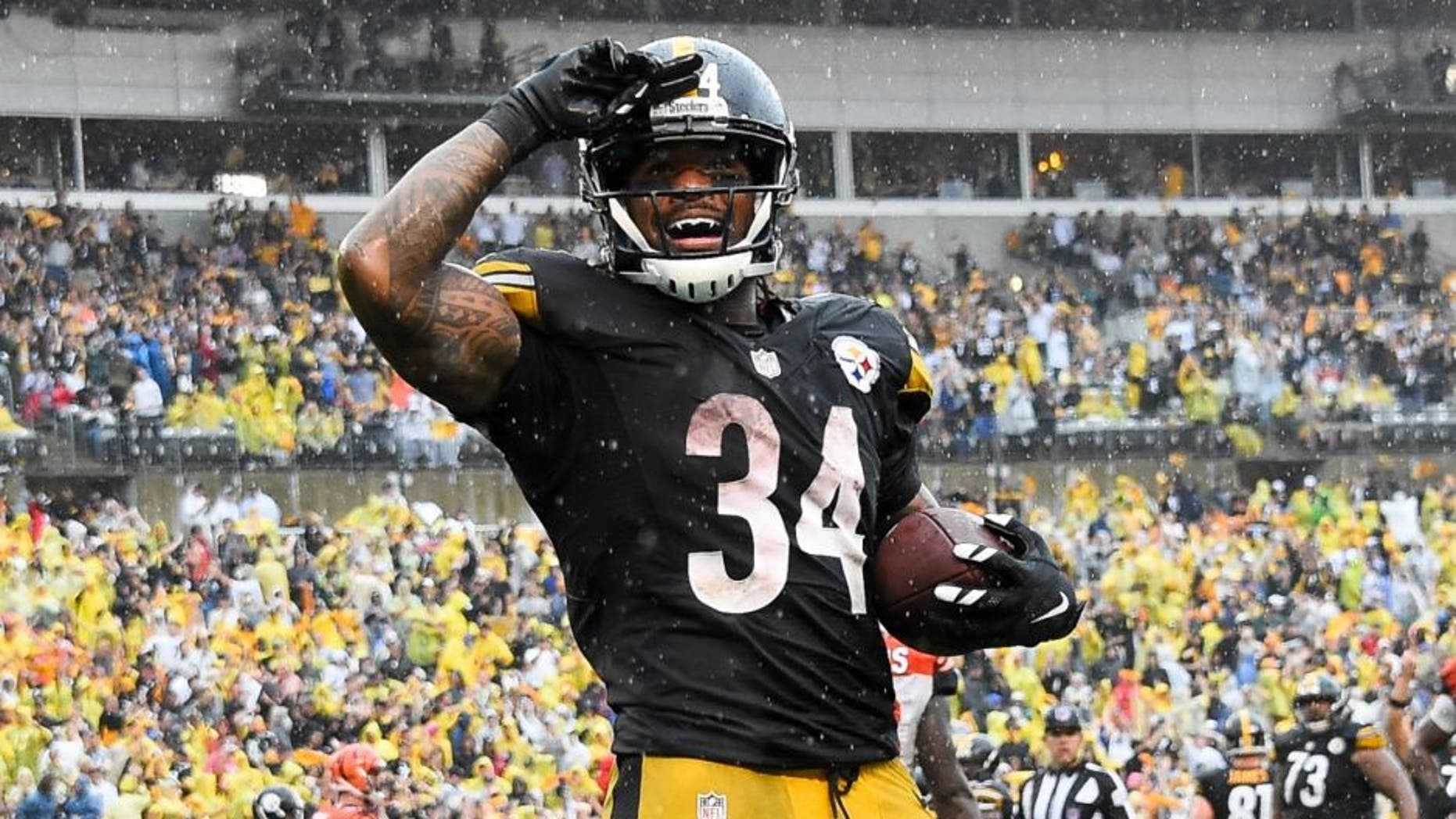 PITTSBURGH, PA - SEPTEMBER 18: DeAngelo Williams #34 of the Pittsburgh Steelers celebrates his touchdown reception in the fourth quarter during the game against the Cincinnati Bengals at Heinz Field on September 18, 2016 in Pittsburgh, Pennsylvania. (Photo by Joe Sargent/Getty Images)