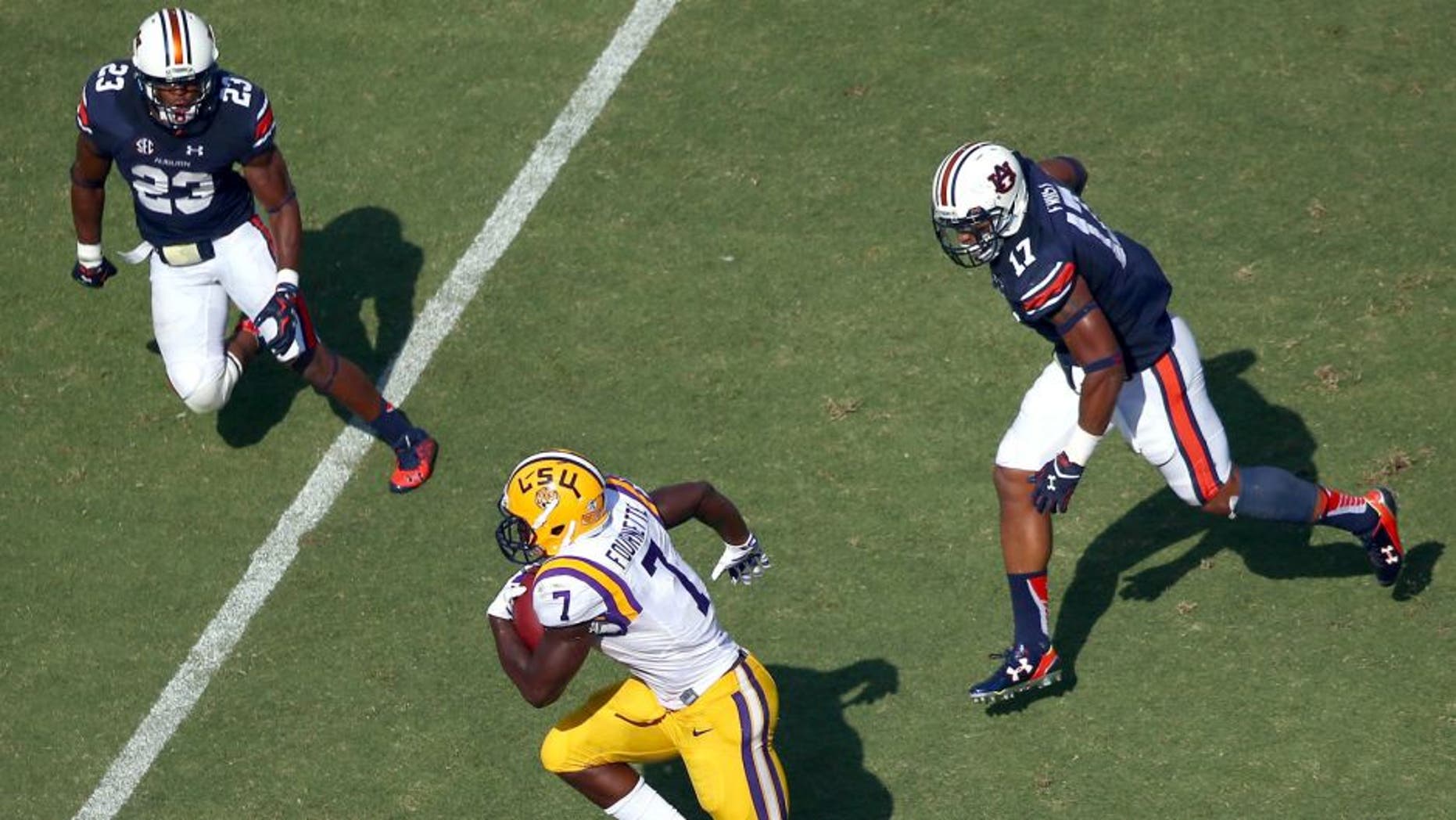 BATON ROUGE, LA - SEPTEMBER 19: Leonard Fournette #7 of the LSU Tigers runs for a touchdown against the Auburn Tigers in the second quarter at Tiger Stadium on September 19, 2015 in Baton Rouge, Louisiana. (Photo by Ronald Martinez/Getty Images)