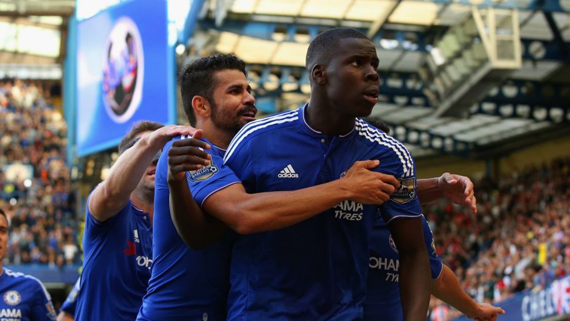 LONDON, ENGLAND - SEPTEMBER 19: Kurt Zouma (1st R) of Chelsea celebrates scoring his team's first goal with his team mates during the Barclays Premier League match between Chelsea and Arsenal at Stamford Bridge on September 19, 2015 in London, United Kingdom. (Photo by Ian Walton/Getty Images)