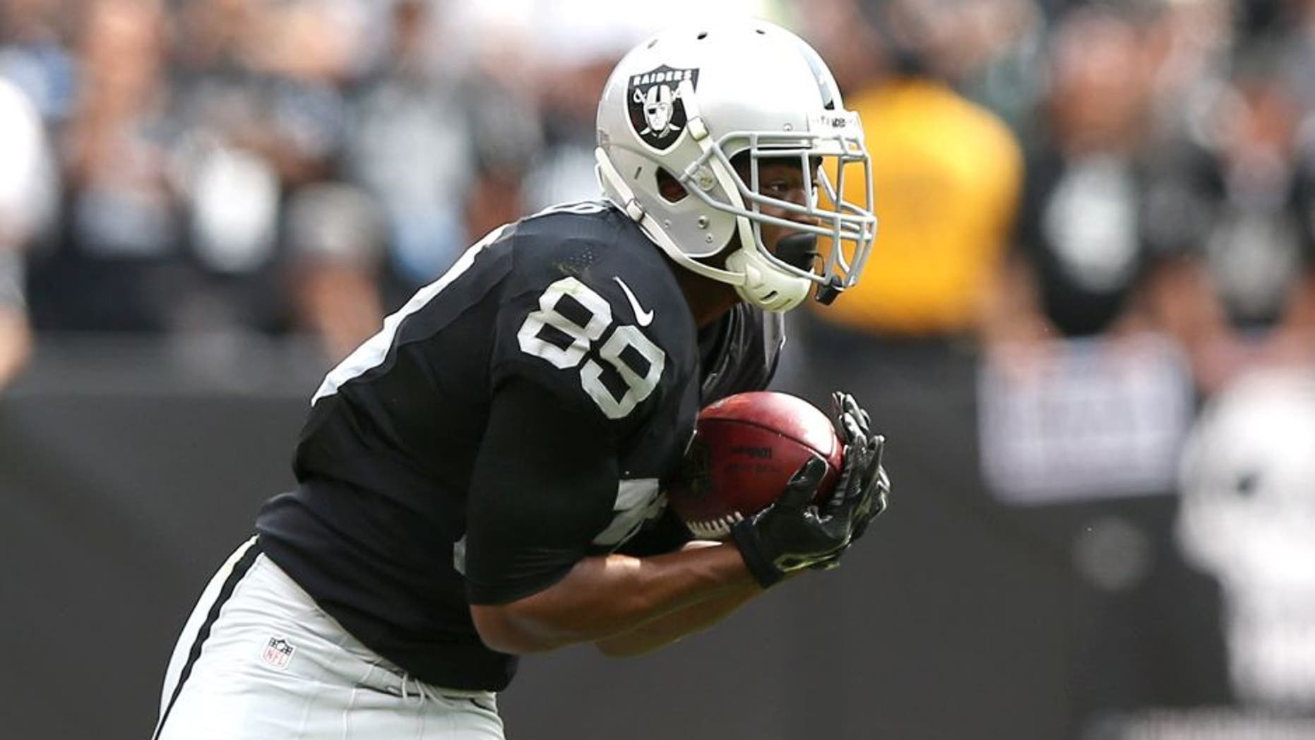 OAKLAND, CA - SEPTEMBER 13: Amari Cooper #89 of the Oakland Raiders makes a catch against the Cincinnati Bengals during the first half of their NFL game at O.co Coliseum on September 13, 2015 in Oakland, California. (Photo by Ezra Shaw/Getty Images)
