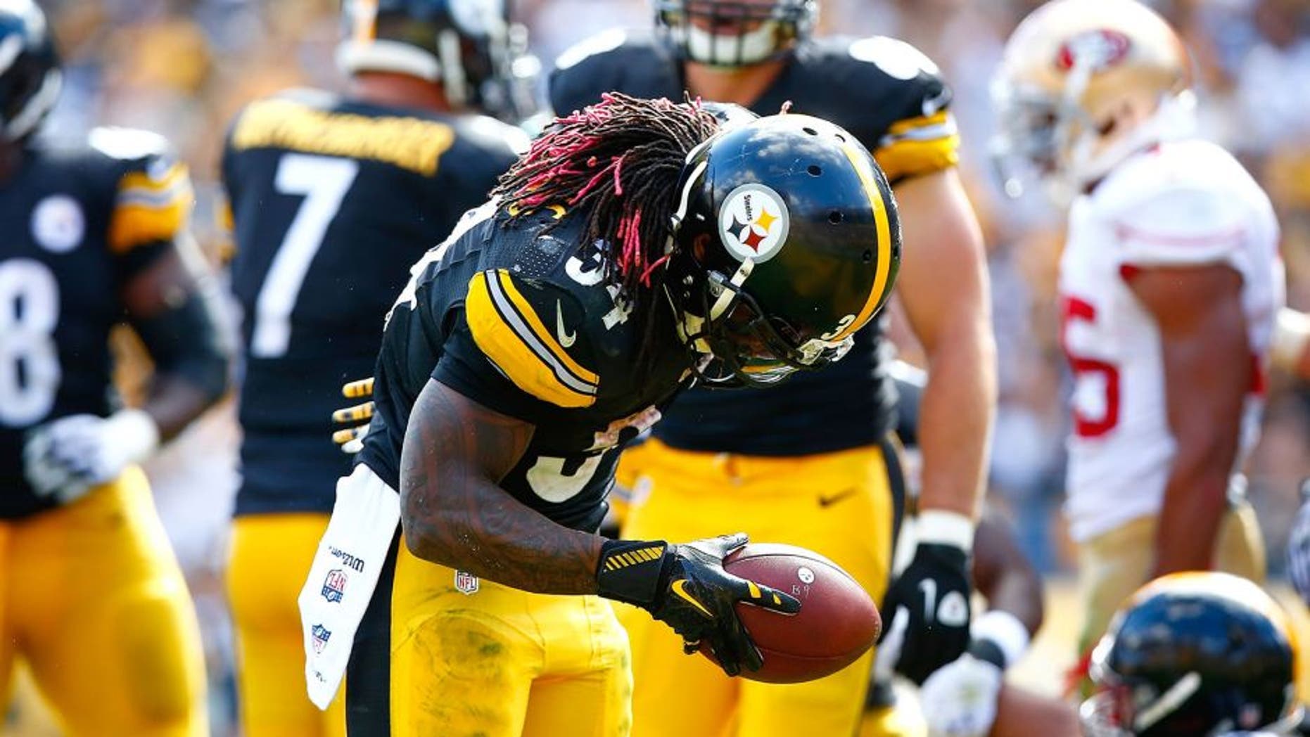 PITTSBURGH, PA - SEPTEMBER 20: DeAngelo Williams #34 of the Pittsburgh Steelers celebrates his touchdown in the fourth quarter against the San Francisco 49ers during the game at Heinz Field on September 20, 2015 in Pittsburgh, Pennsylvania. (Photo by Jared Wickerham/Getty Images)