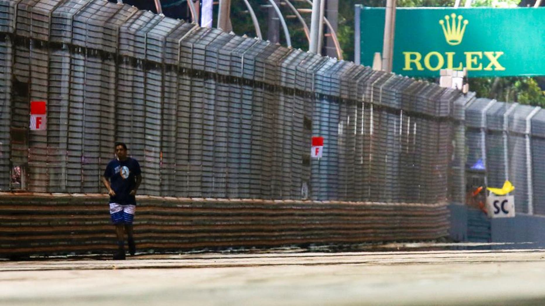Marina Bay Circuit, Singapore. Sunday 20 September 2015. The safety car is deployed after a mad fan wanders on the track. World Copyright: Sam Bloxham/LAT Photographic. ref: Digital Image _SBL9939