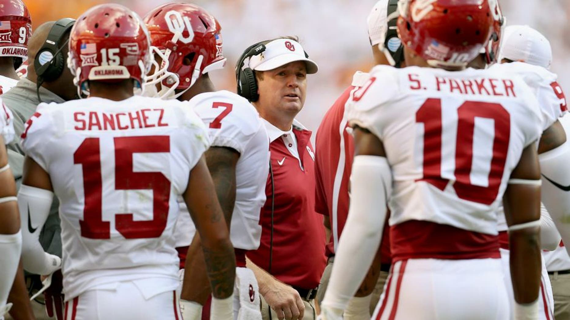 KNOXVILLE, TN - SEPTEMBER 12: Bob Stoops the head coach of the Oklahoma Sooners talks to his team against the Tennessee Volunteers at Neyland Stadium on September 12, 2015 in Knoxville, Tennessee. (Photo by Andy Lyons/Getty Images)