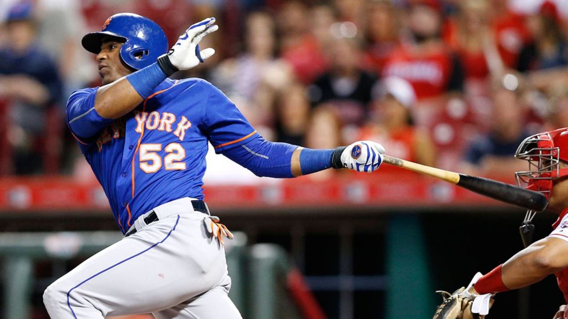 CINCINNATI, OH - SEPTEMBER 24: Yoenis Cespedes #52 of the New York Mets singles to drive in a run against the Cincinnati Reds in the seventh inning at Great American Ball Park on September 24, 2015 in Cincinnati, Ohio. (Photo by Joe Robbins/Getty Images)