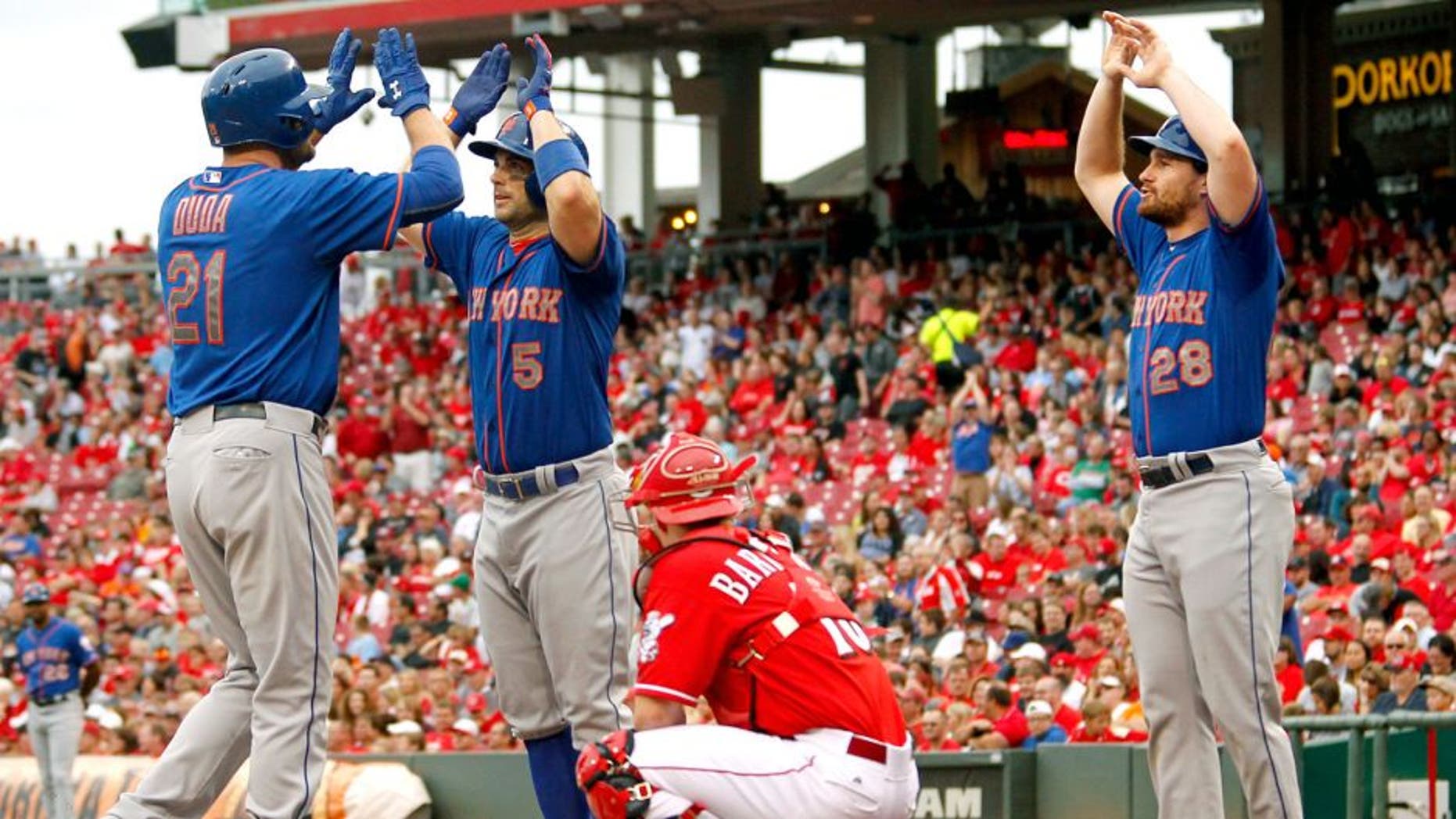 CINCINNATI, OH - SEPTEMBER 27: Lucas Duda #21 of the New York Mets celebrates with David Wright #5 and Daniel Murphy #28 after hitting a grand slam home run against the Cincinnati Reds at Great American Ball Park on September 26, 2015 in Cincinnati, Ohio. (Photo by John Sommers II/Getty Images)
