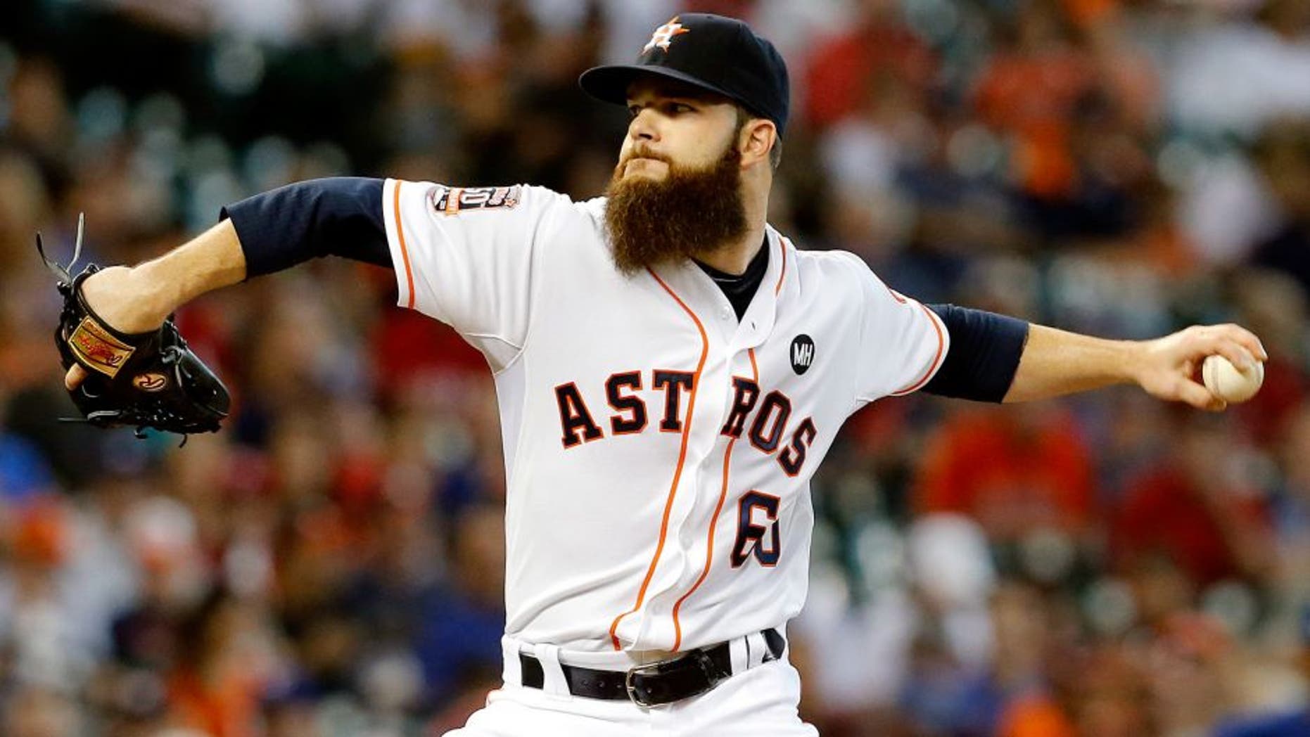 HOUSTON, TX - SEPTEMBER 27: Dallas Keuchel #60 of the Houston Astros pitches during the first inning against the Texas Rangers at Minute Maid Park on September 27, 2015 in Houston, Texas. (Photo by Chris Covatta/Getty Images)