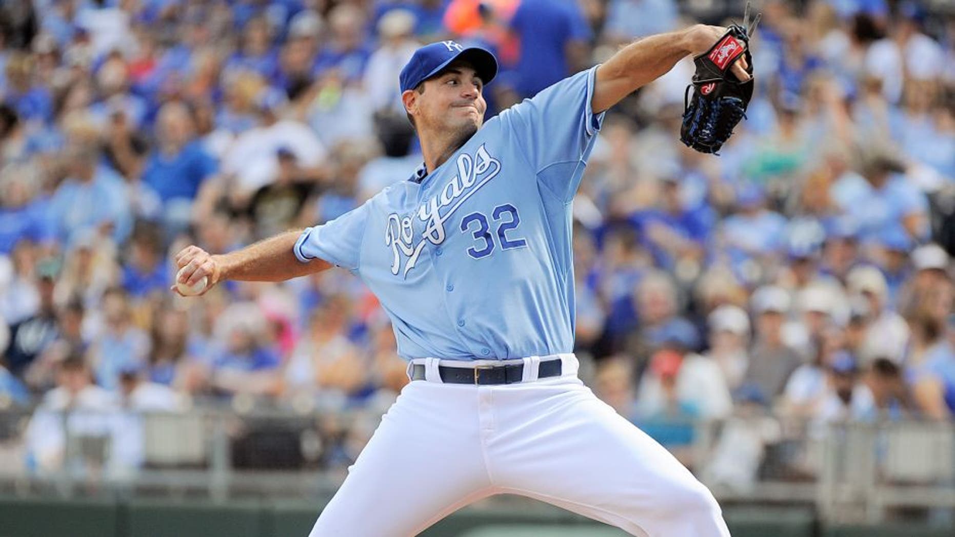 KANSAS CITY, MO - SEPTEMBER 27: Chris Young #32 of the Kansas City Royals throws in the first inning against the Cleveland Indians at Kauffman Stadium on September 27, 2015 in Kansas City, Missouri. (Photo by Ed Zurga/Getty Images)