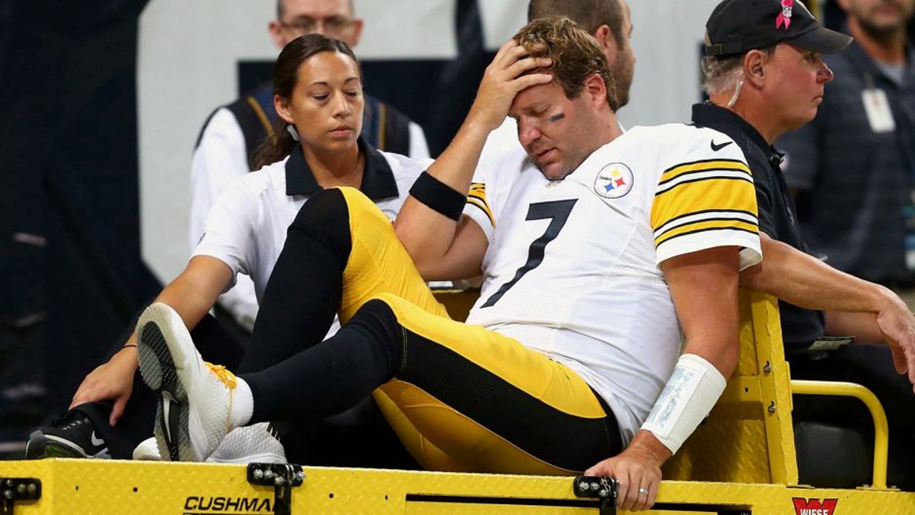 ST. LOUIS, MO - SEPTEMBER 27: Ben Roethlisberger #7 of the Pittsburgh Steelers leaves the field after being injured against the St. Louis Rams in the third quarter at the Edward Jones Dome on September 27, 2015 in St. Louis, Missouri. (Photo by Dilip Vishwanat/Getty Images)