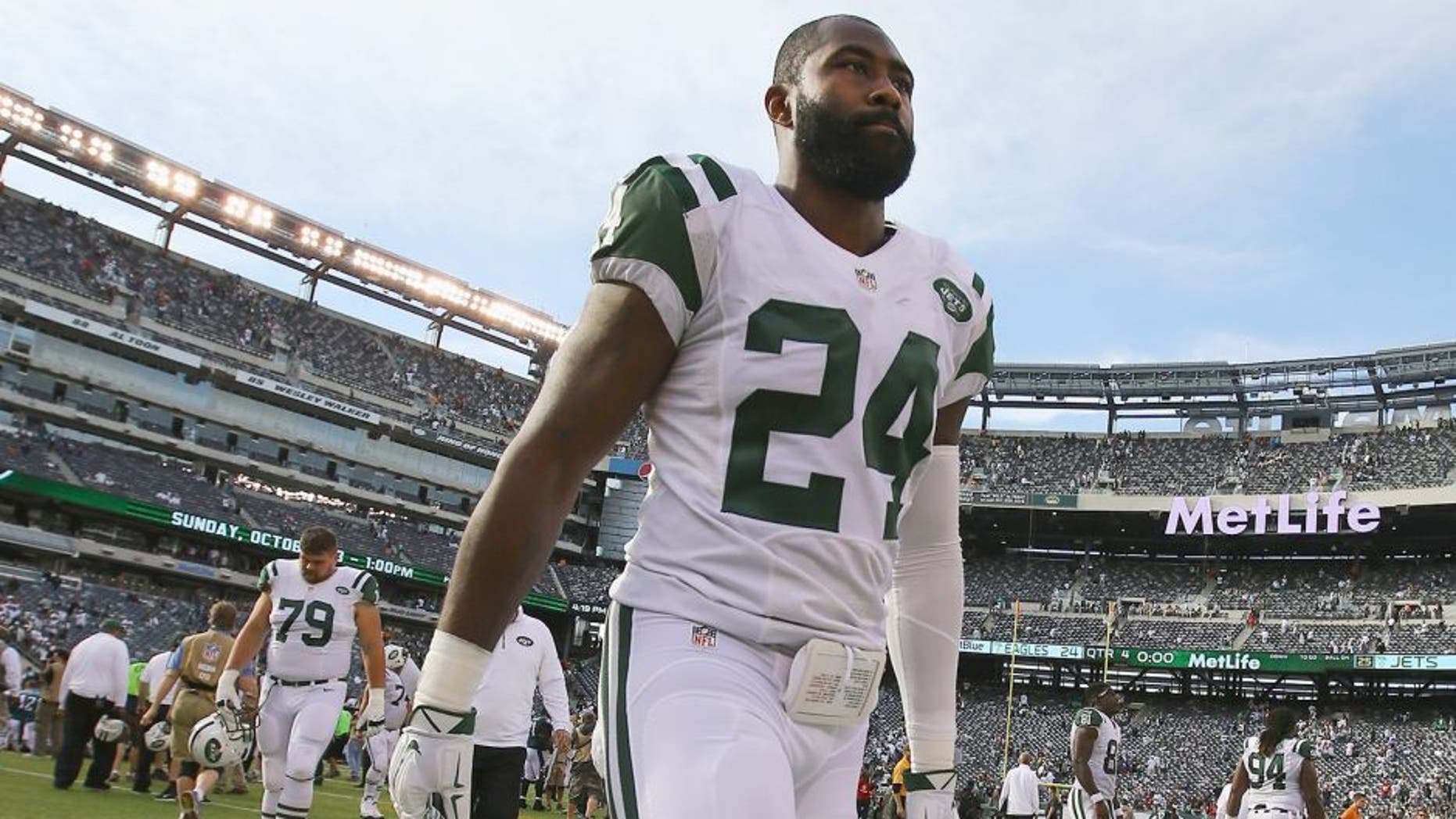 EAST RUTHERFORD, NJ - SEPTEMBER 27: Darrelle Revis #24 of the New York Jets walks off the field after the Jets 24-17 loss against the Philadelphia Eagles at MetLife Stadium on September 27, 2015 in East Rutherford, New Jersey. (Photo by Al Bello/Getty Images)
