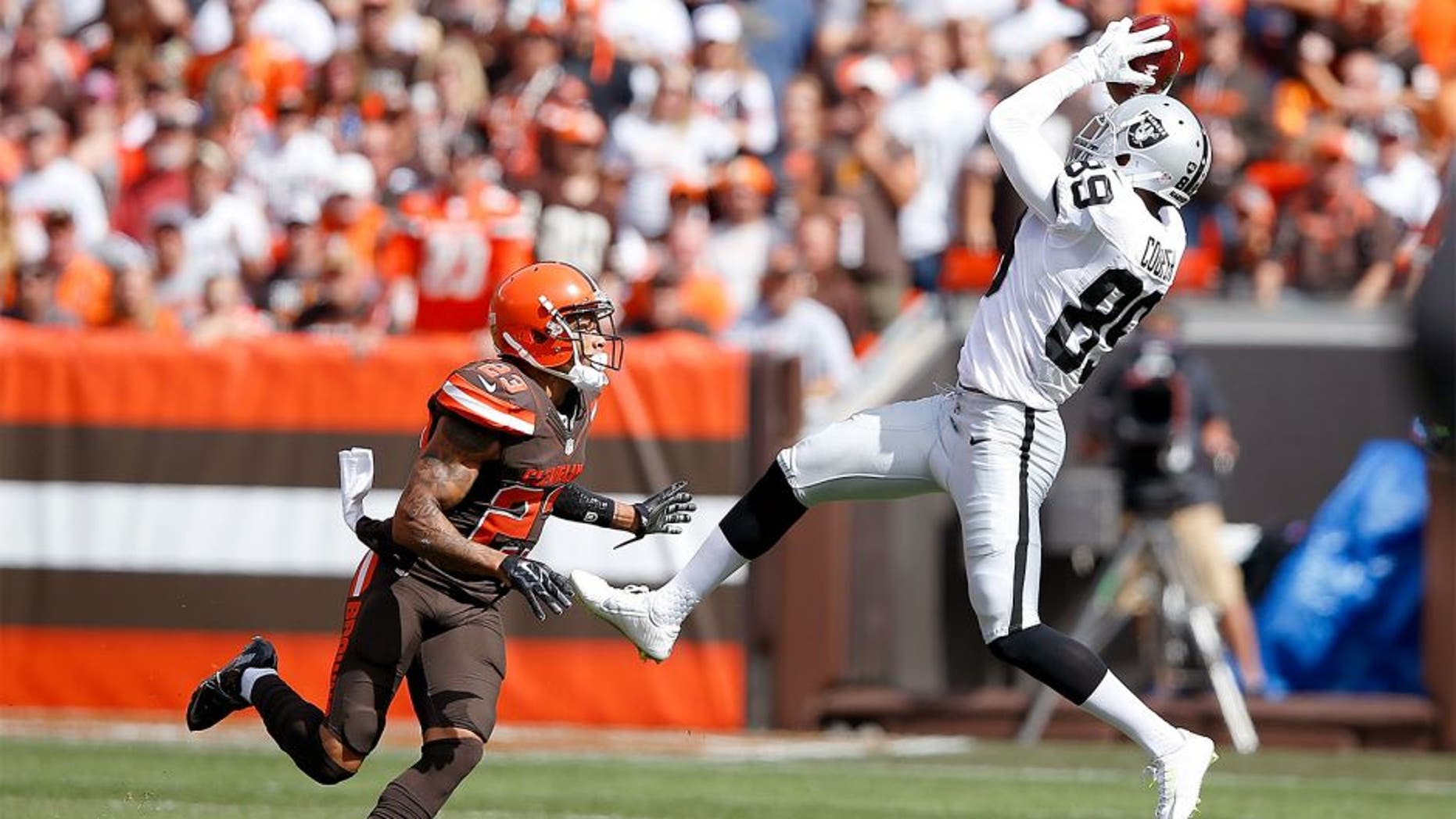 CLEVELAND, OH - SEPTEMBER 27: Amari Cooper #89 of the Oakland Raiders makes a catch in front of Joe Haden #23 of the Cleveland Browns during the first quarter at FirstEnergy Stadium on September 27, 2015 in Cleveland, Ohio. (Photo by Joe Robbins/Getty Images)