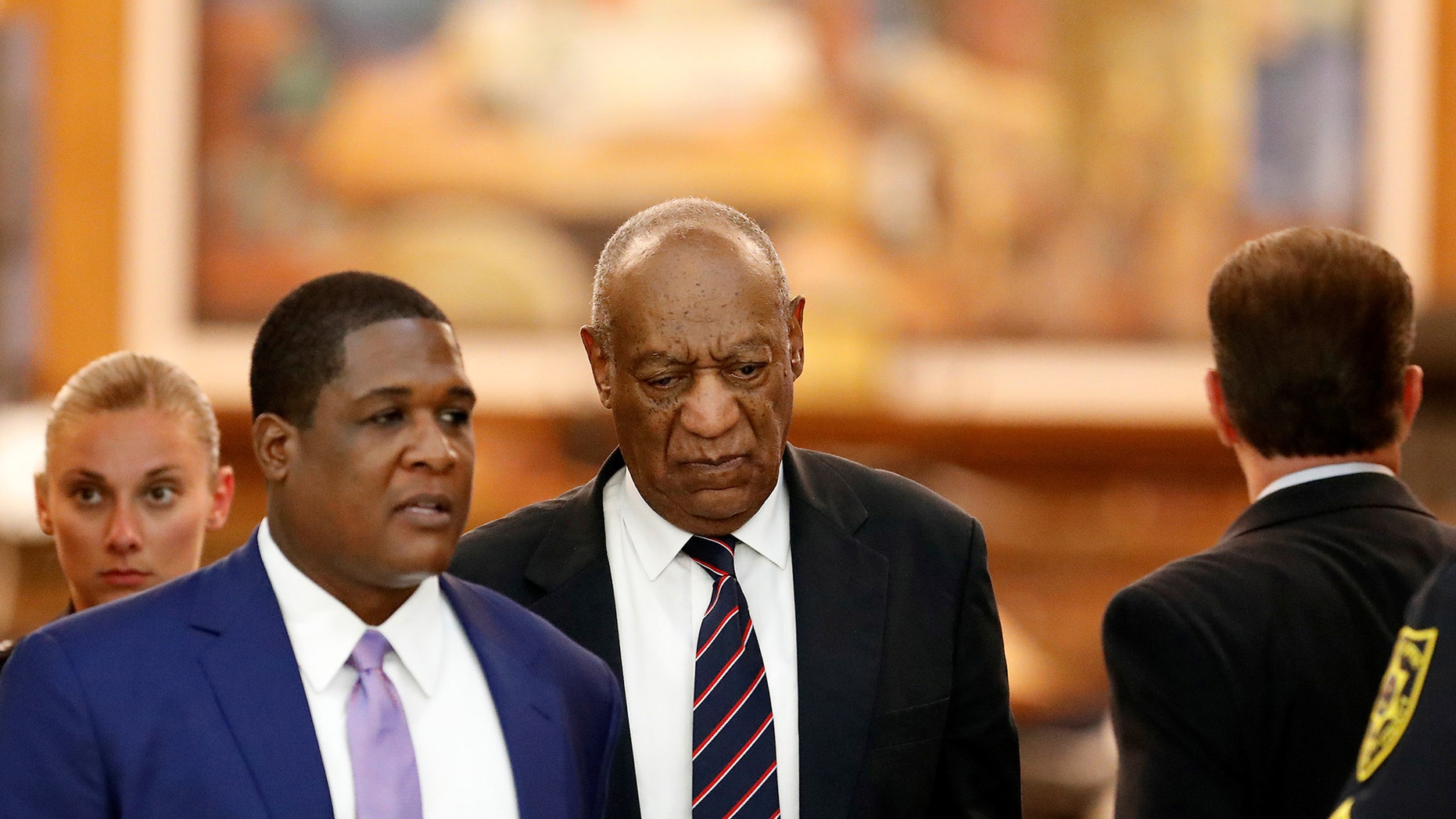 Bill Cosby (C) leaves the courtroom after the jury had a question during in his sexual assault trial at the Montgomery County Courthouse in Norristown, Pennsylvania, U.S. June 12, 2017. REUTERS/David Maialetti/Pool - RTS16SIK