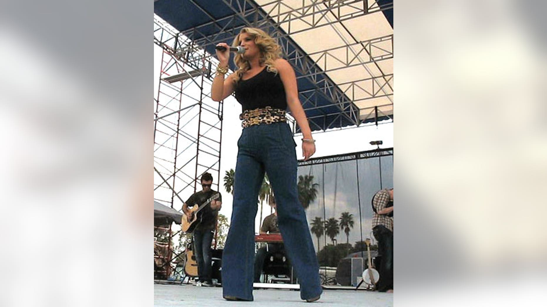 Jessica Simpson showed off fuller curves last week, but those close to her say it's just a bad wardrobe selection.