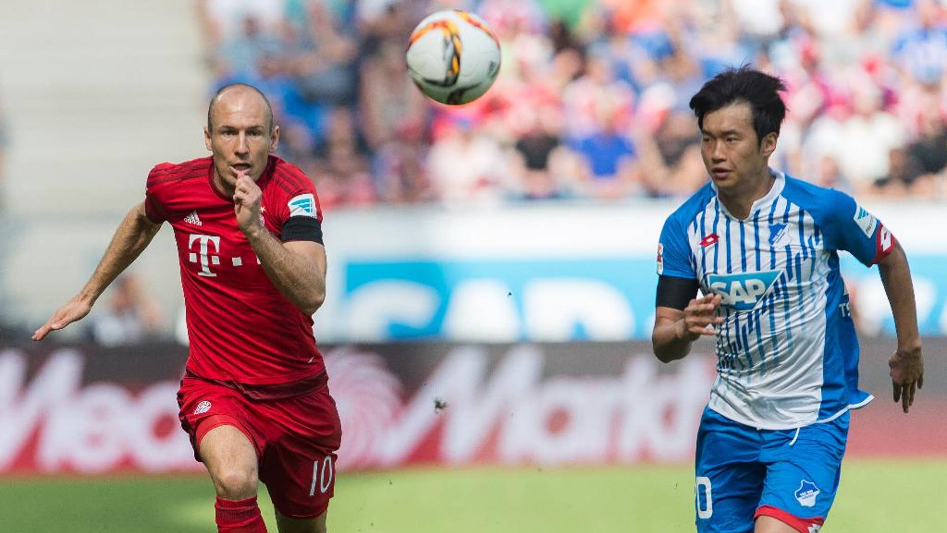 Kim Jin-su of Hoffenheim, right, challenges for the ball with Munich's Arjen Robben during the Germany Soccer Bundesliga match between TSG Hoffenheim and Bayern Munich in Sinsheim, southern Germany, Saturday Aug. 22, 2015. (AP Photo/Daniel Maurer)