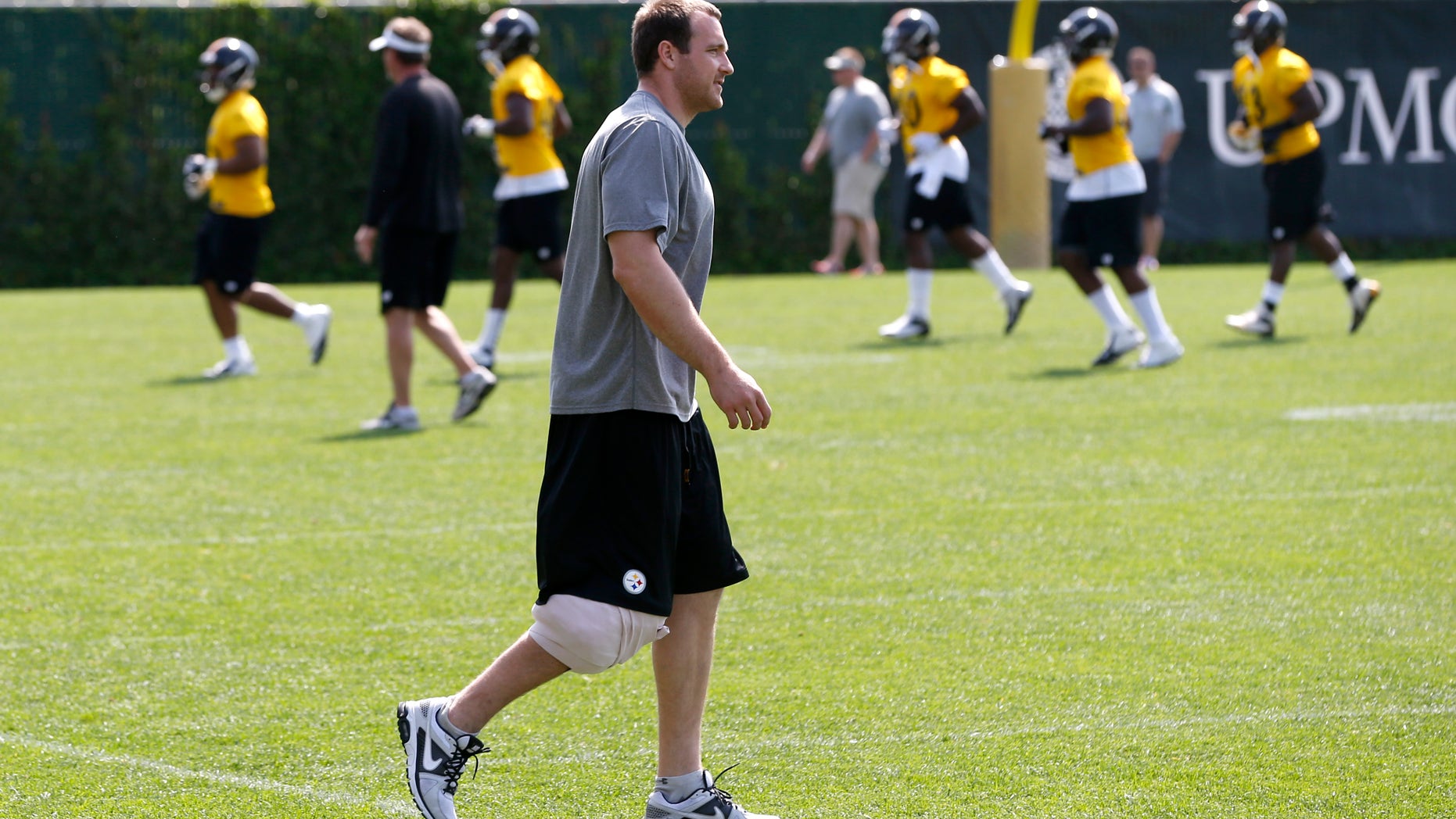 Pittsburgh Steelers tight end Heath Miller walks across the practice field with his right knee wrapped during the NFL football OTA session on Wednesday, May 22, 2013 at the team headquarters in Pittsburgh. Miller is recovering from an injury from last season. (AP Photo/Keith Srakocic)