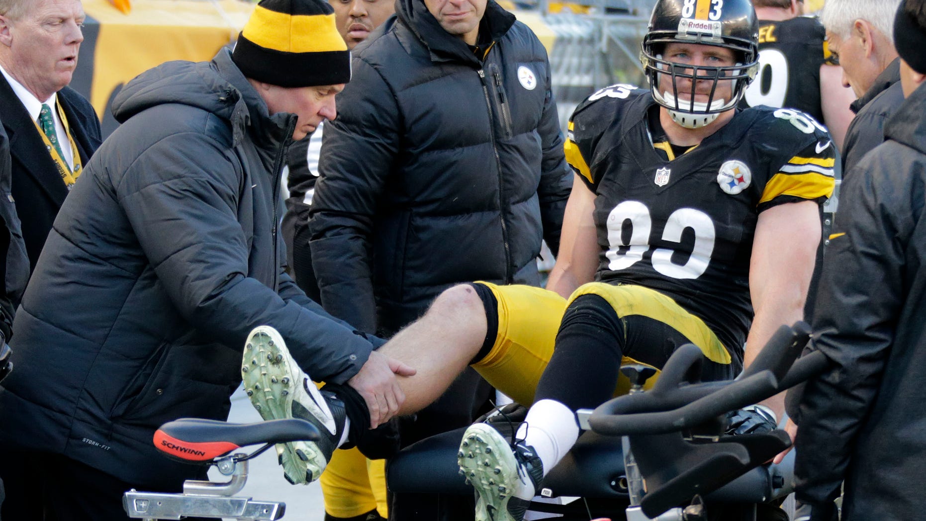 Pittsburgh Steelers tight end Heath Miller is examined by a team doctor late in the fourth quarter of an NFL football game against the Cincinnati Bengals in Pittsburgh, Sunday, Dec. 23, 2012. Miller left the game, which the Bengals won 13-10. (AP Photo/Gene J. Puskar)