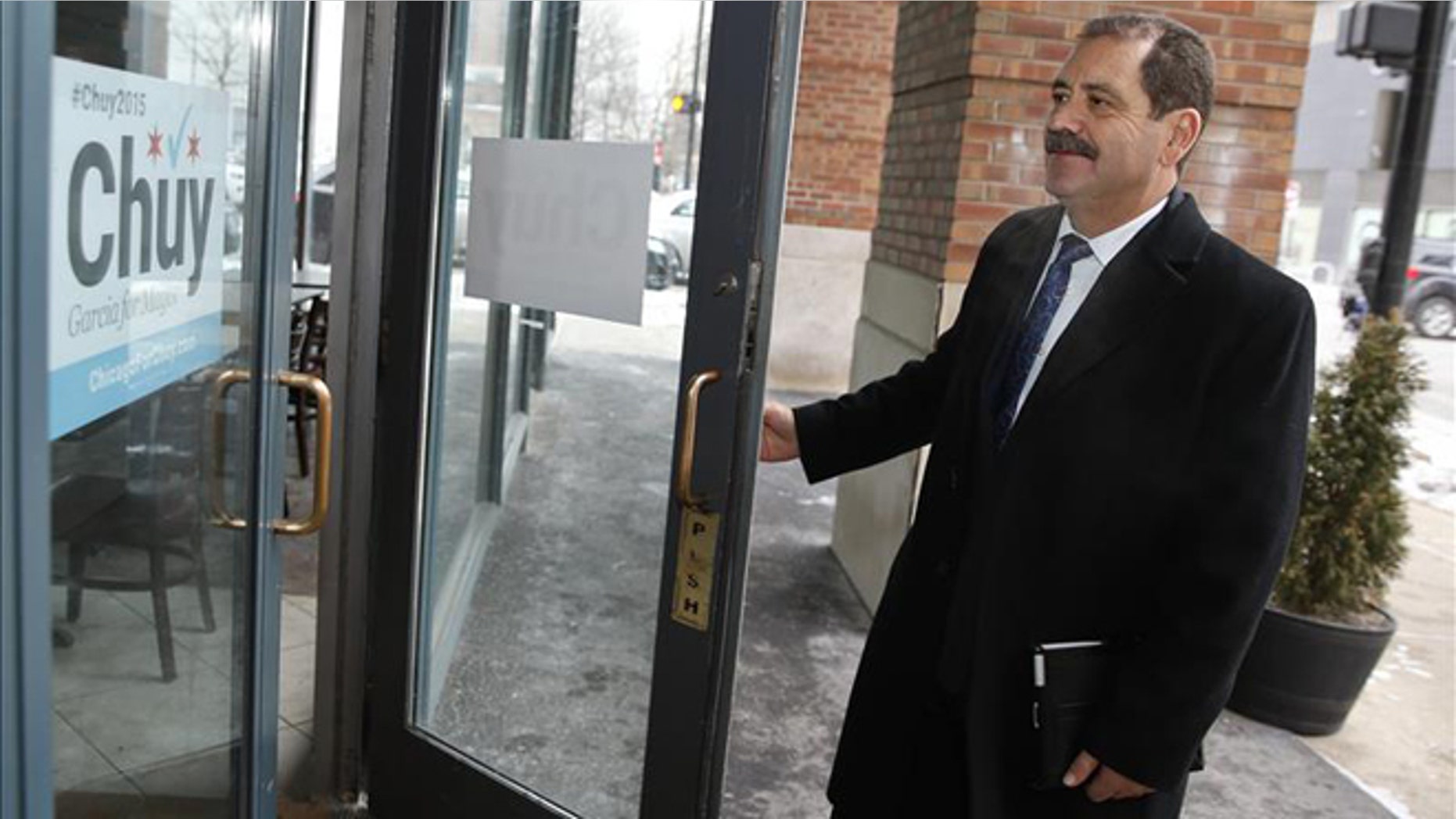 Jesus "Chuy" Garcia, the Mexican-born candidate for mayor of Chicago, seen arriving at his campaign headquarters, says that if he wins the city's all-Democratic mayoral runoff against incumbent Rahm Emanuel, it will have national repercussions for the Democratic Party. (Photo: EFE/File)