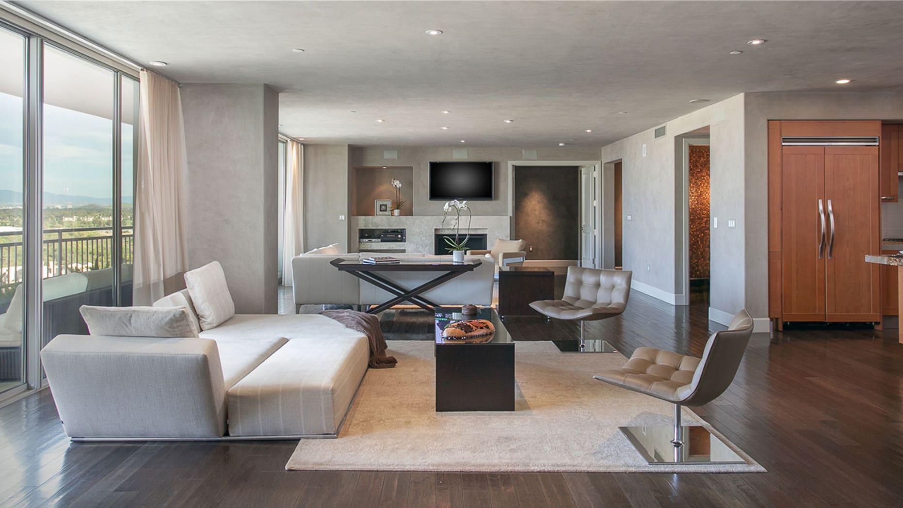 For starters, experts agree that a well-staged home is essential for moving a property.