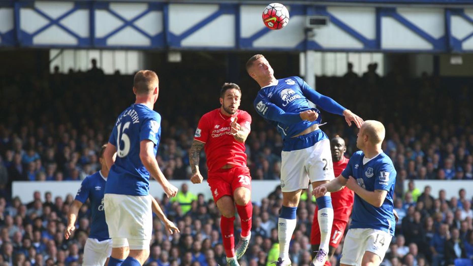 LIVERPOOL, ENGLAND - OCTOBER 04: Danny Ings of Liverpool scores Liverpool's first goal during the Barclays Premier League match between Everton and Liverpool at Goodison Park on October 4, 2015 in Liverpool, England. (Photo by Alex Livesey/Getty Images)
