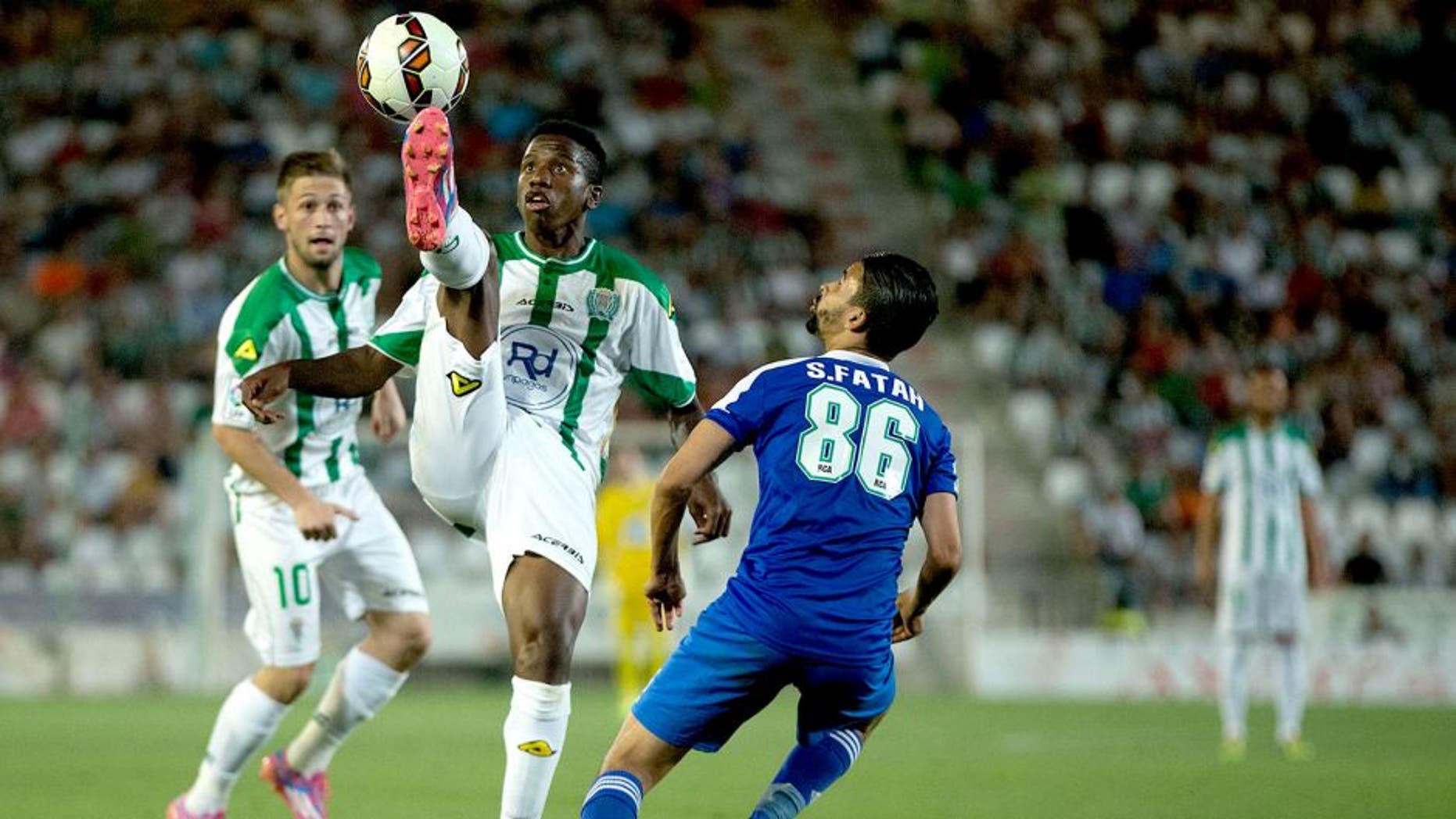 CORDOBA, SPAIN - AUGUST 06: Patrick Ekeng (2ndR) competes for the ball with Fatah (L) of Raja de Casablanca ahead his teammate Federico Cartabia (L) during the pre season friendly match between Cordoba CF and Raja de Casablanca at El Arcangel stadium on August 6, 2014 in Cordoba, Spain. (Photo by Gonzalo Arroyo Moreno/Getty Images)
