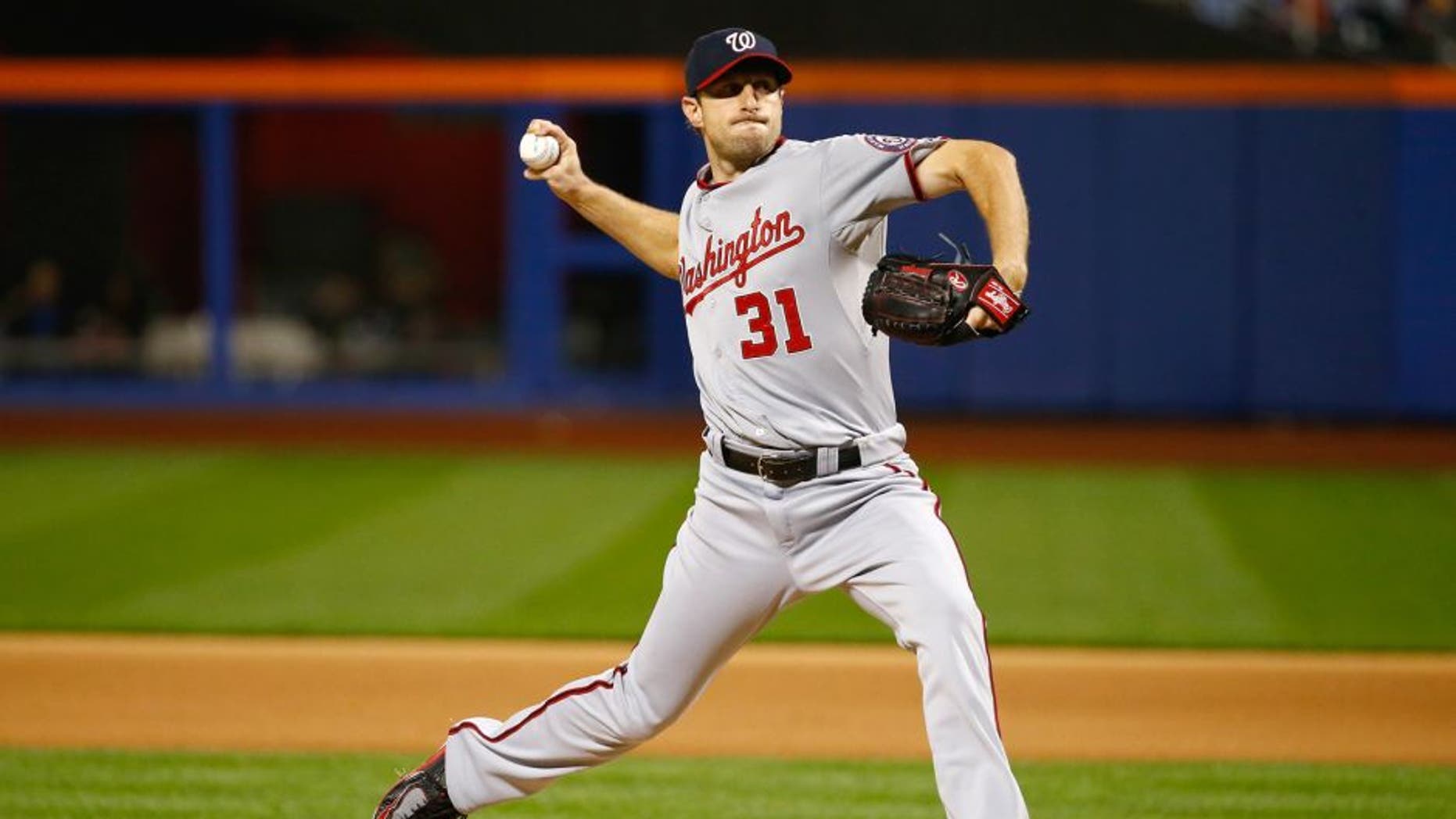 NEW YORK, NY - OCTOBER 03: Max Scherzer #31 of the Washington Nationals pitches against the New York Mets during their game at Citi Field on October 3, 2015 in New York City. (Photo by Al Bello/Getty Images)