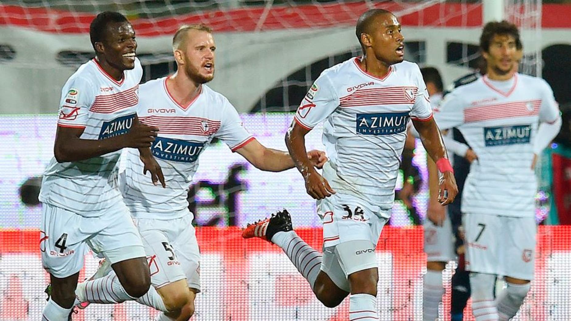 MODENA, ITALY - OCTOBER 03: Gabriel Silva of Carpi celebrates after scoring the opening goal during the Serie A match between Carpi FC and Torino FC at Alberto Braglia Stadium on October 3, 2015 in Modena, Italy. (Photo by Giuseppe Bellini/Getty Images)