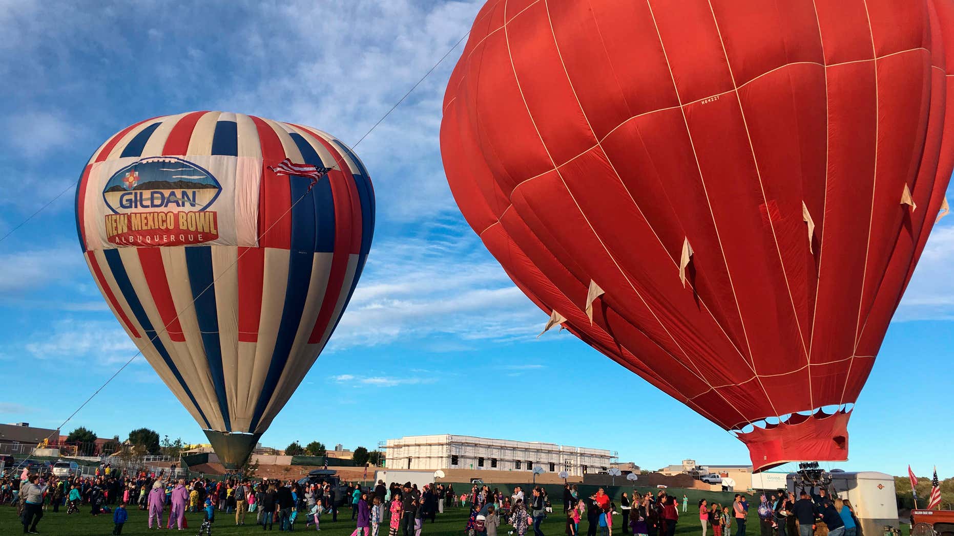 Hot-air balloon hits power lines at Wellingborough - BBC News