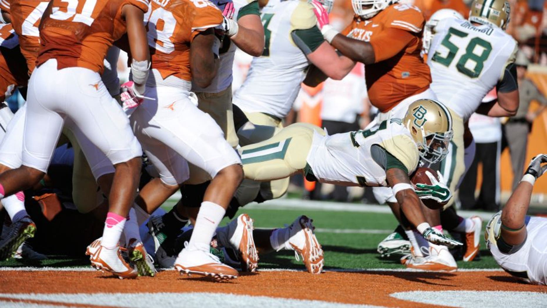 Austin, TX, USA; Baylor Bears running back Shock Linwood (center) scores a touchdown against the Texas Longhorns during the second half at Darrell K Royal-Texas Memorial Stadium. Baylor beat Texas 28-7. Mandatory Credit: Brendan Maloney-USA TODAY Sports