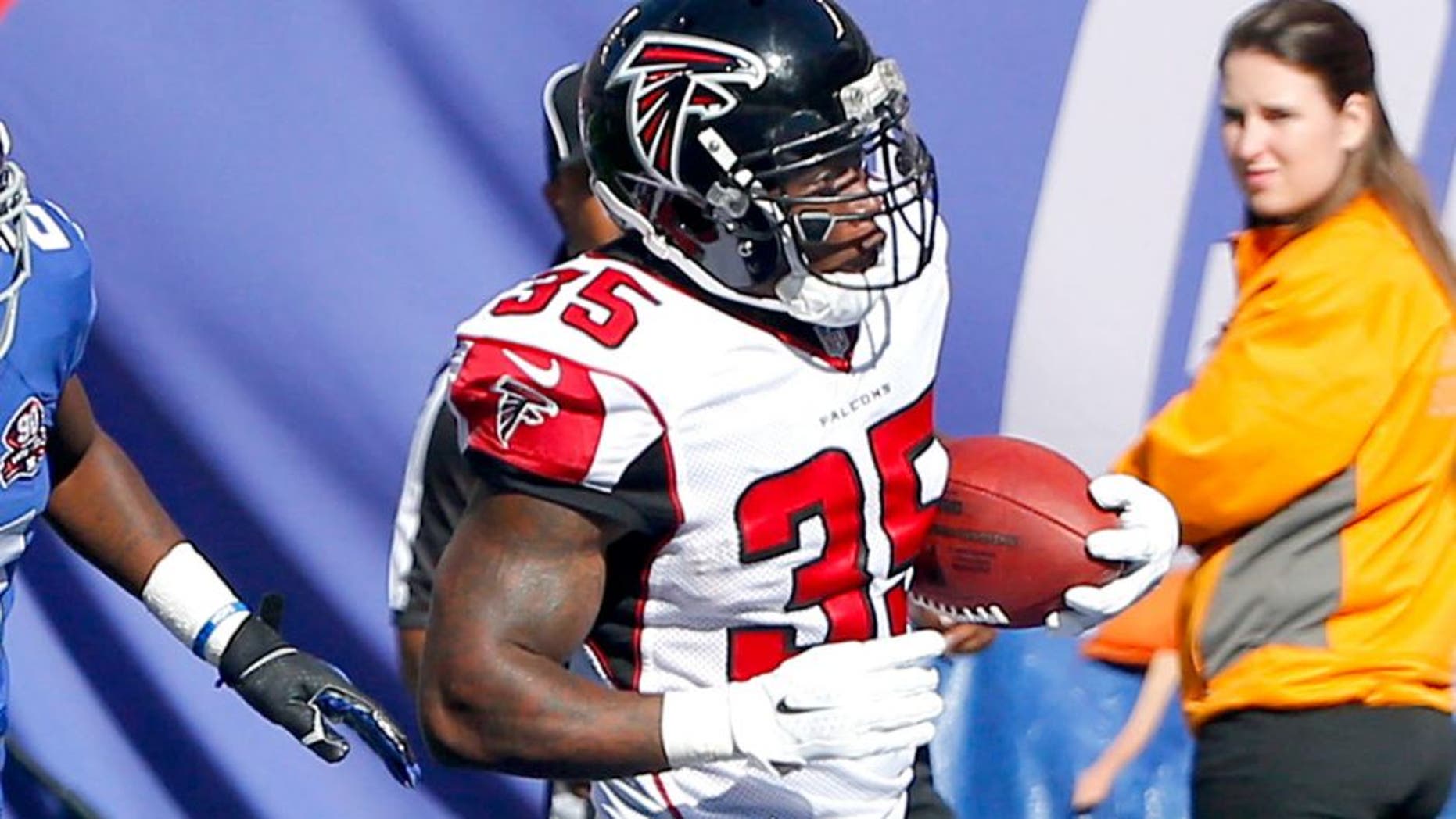 Oct 5, 2014; East Rutherford, NJ, USA; Atlanta Falcons running back Antone Smith (35) scores a touchdown past New York Giants cornerback Dominique Rodgers-Cromartie (21) in the 3rd quarter at MetLife Stadium. New York Giants defeat the Atlanta Falcons 30-20. Mandatory Credit: Jim O'Connor-USA TODAY Sports