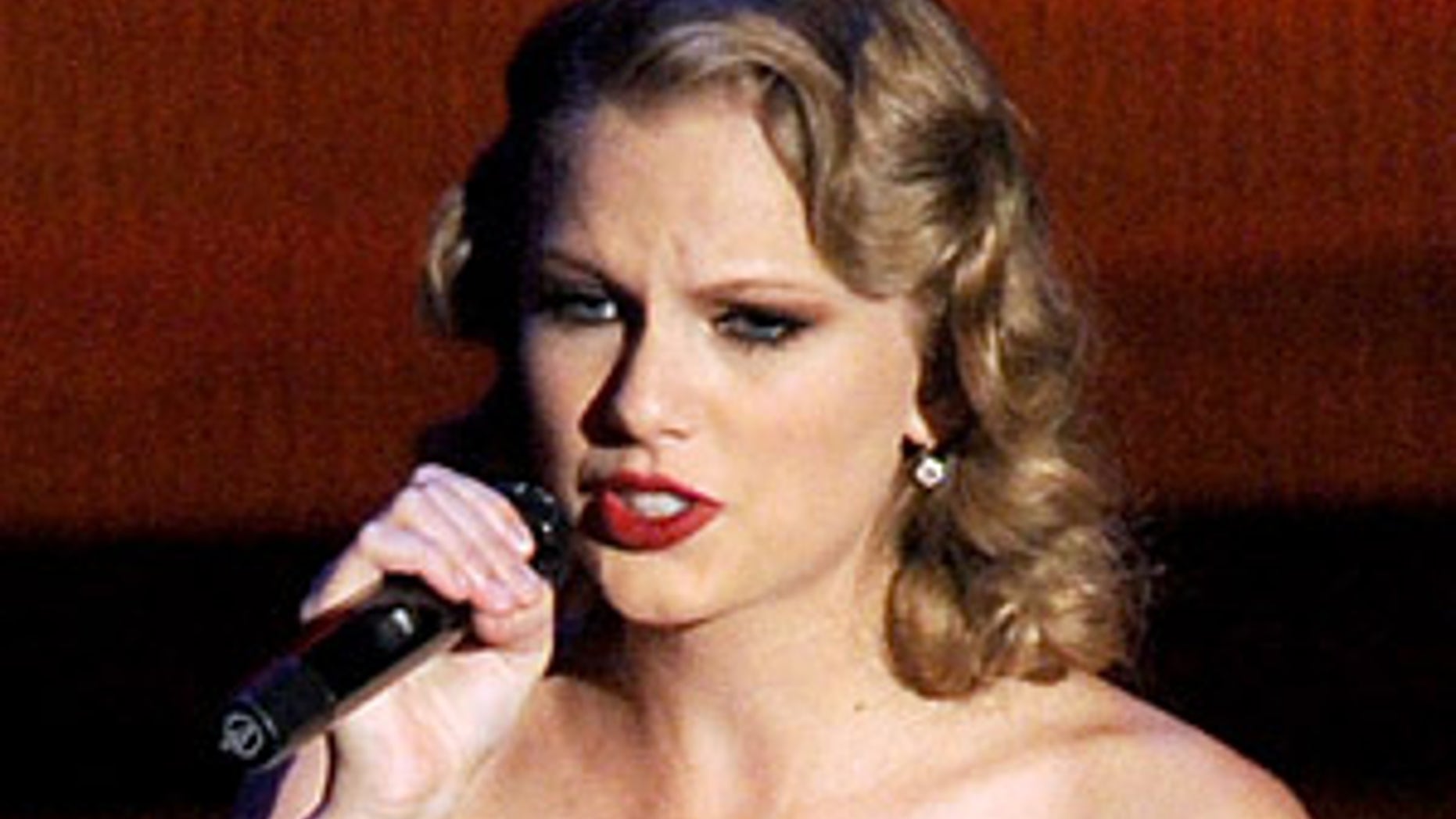 LOS ANGELES, CA - SEPTEMBER 12: Singer Taylor Swift performs onstage during the 2010 MTV Video Music Awards at NOKIA Theatre L.A. LIVE on September 12, 2010 in Los Angeles, California. (Photo by Kevin Winter/Getty Images) *** Local Caption *** Taylor Swift